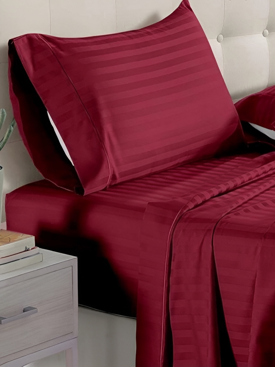 

Bedbathandbliss Red Striped 300 TC King Bedsheet with 2 Pillow Covers
