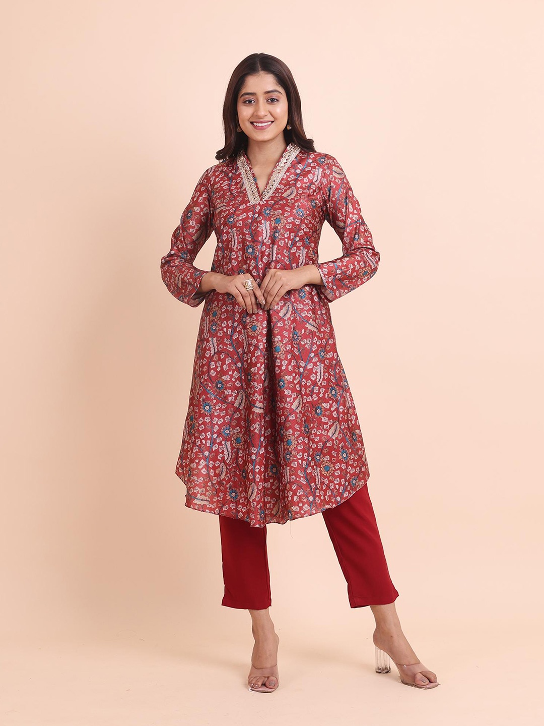 

Disli Floral Gotta Patti V-Neck Kurta with Palazzos, Pink