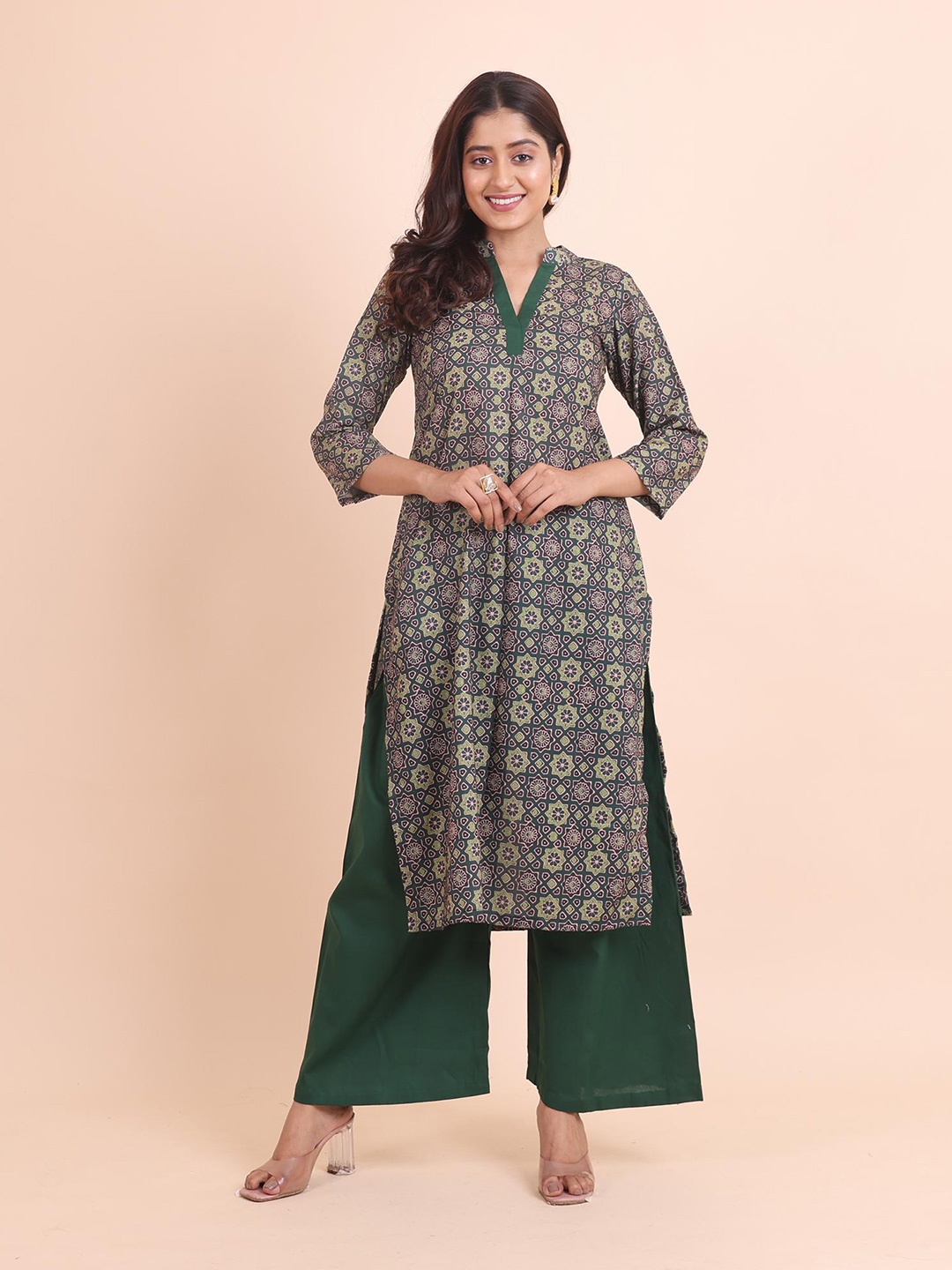 

Disli Geometric Regular V-Neck Straight Kurta with Palazzos, Green