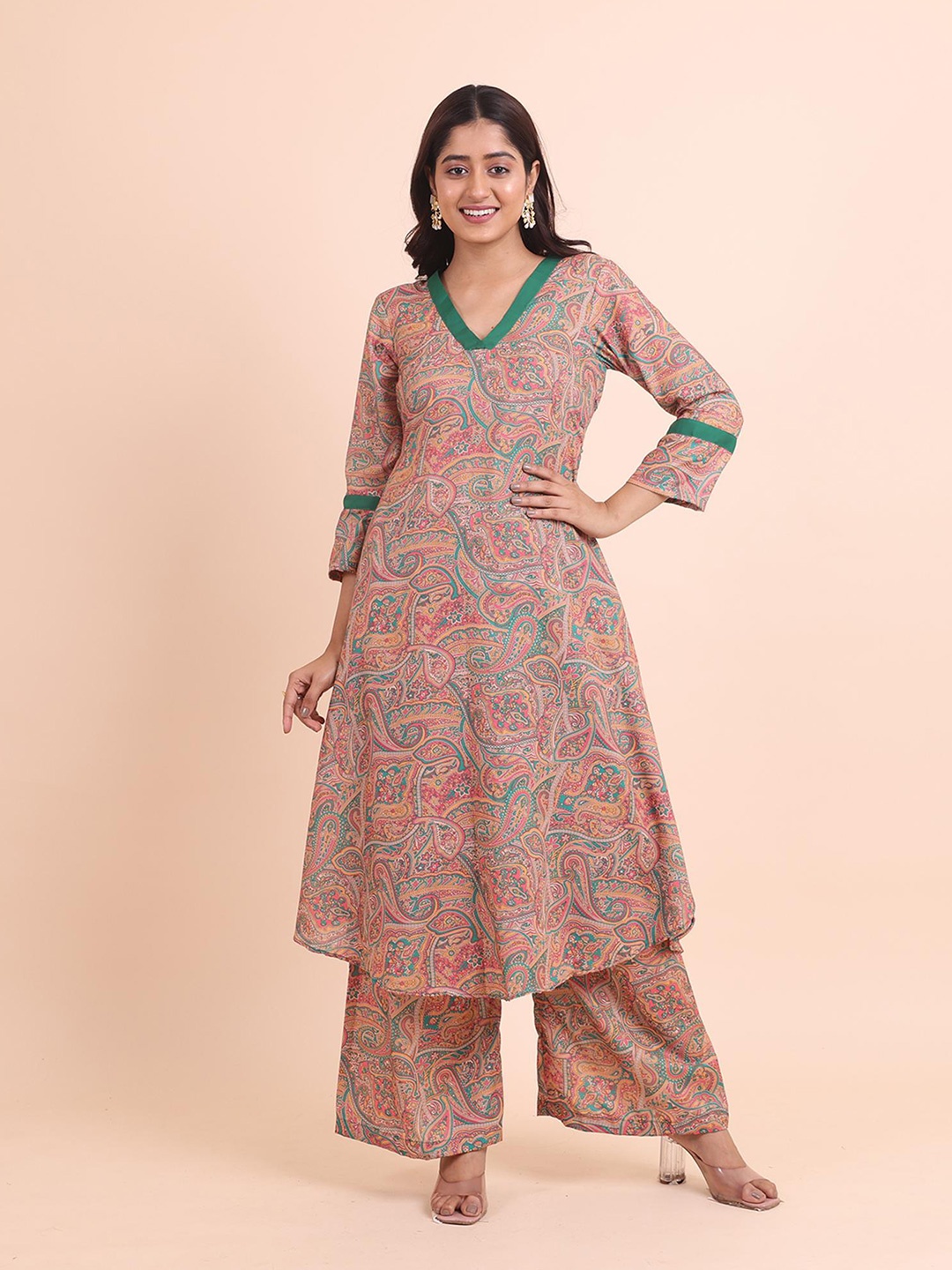 

Disli Ethnic Motifs Printed Regular V-Neck A-Line Kurta with Palazzos, Peach