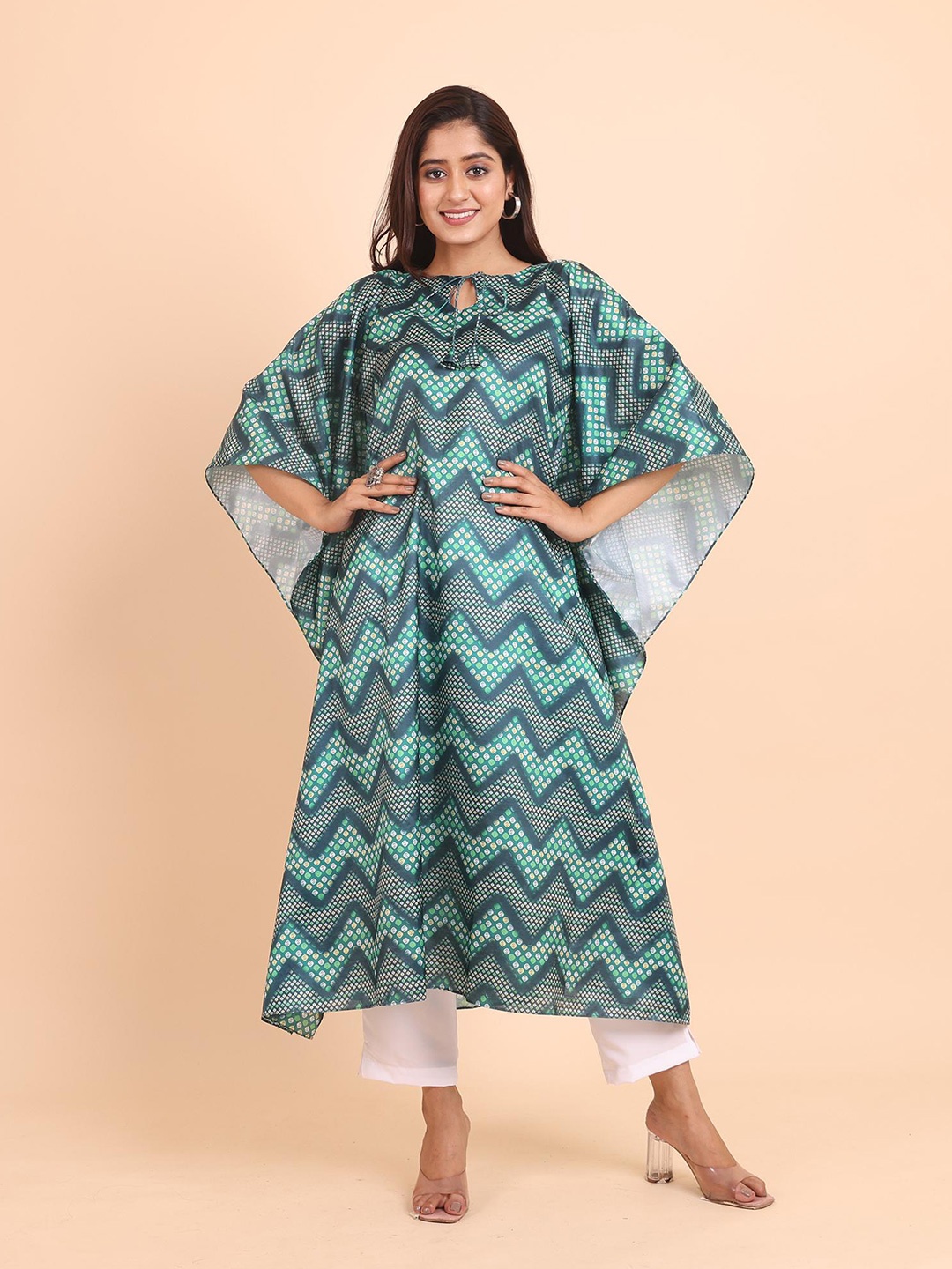 

Disli Round Neck Regular Straight Kurta with Trousers, Green
