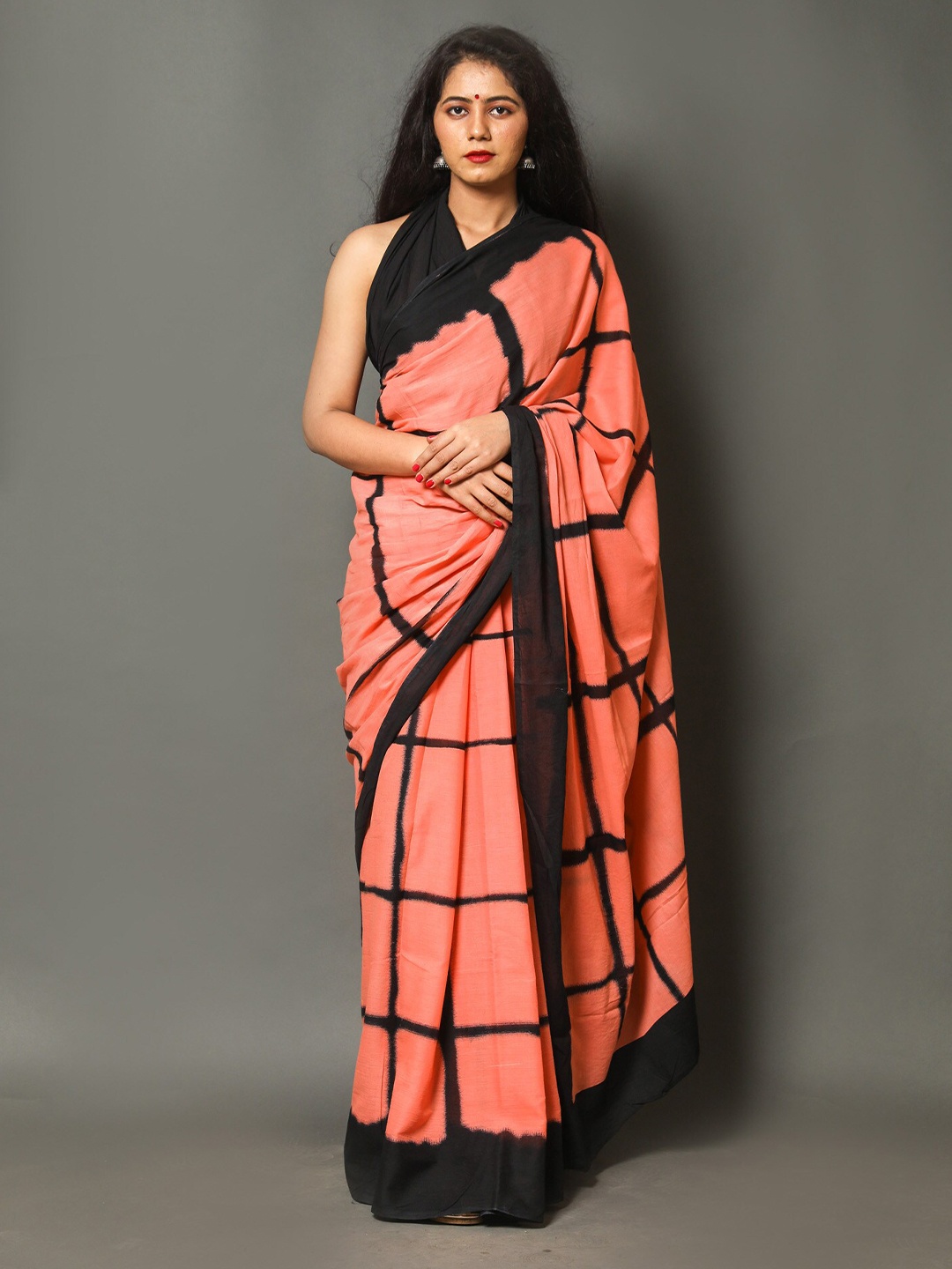 

NIKHILAM Checked Pure Cotton Handloom Bandhani Saree, Peach