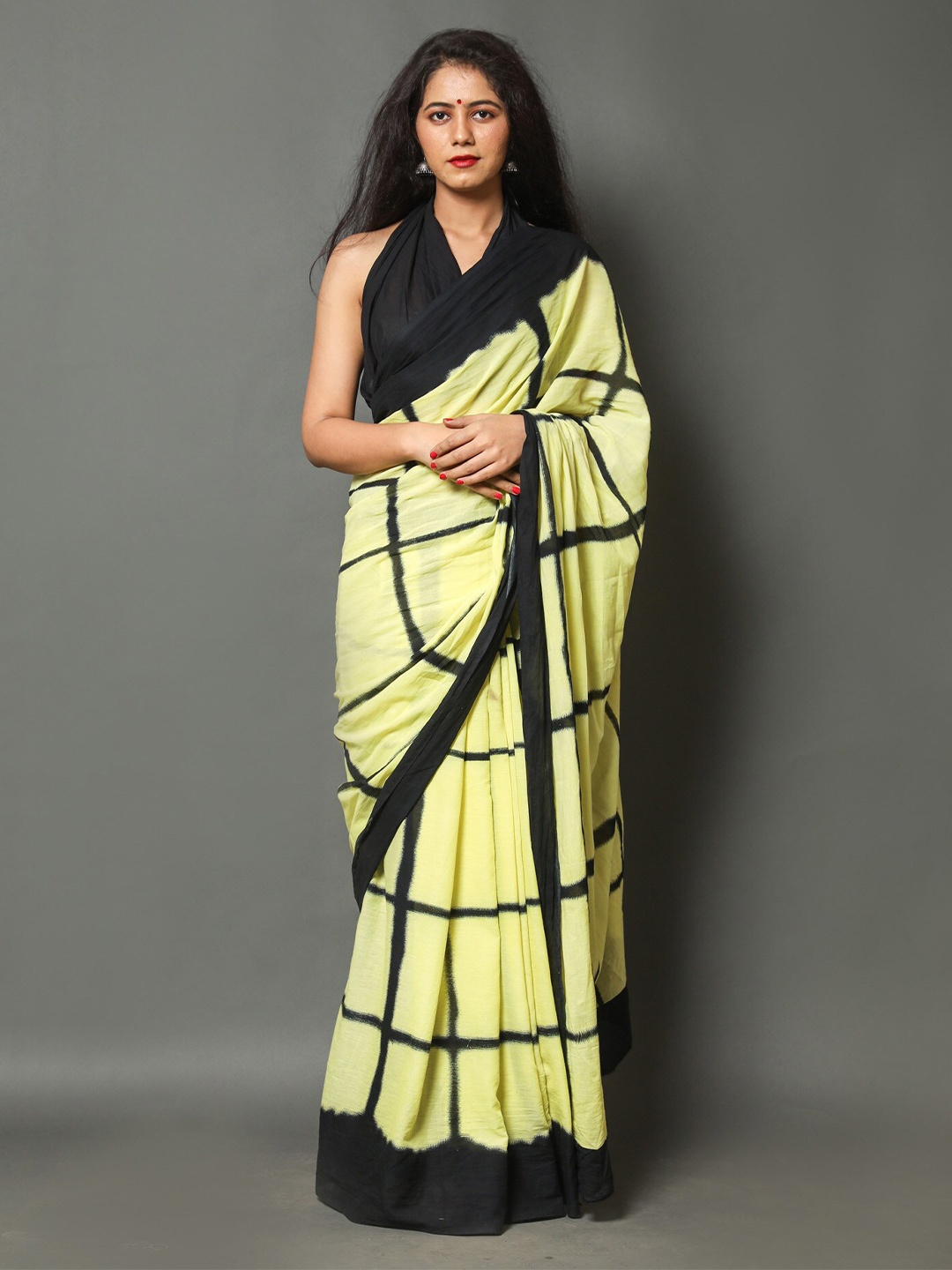 

NIKHILAM Checked Pure Cotton Handloom Bandhani Saree, Lime green