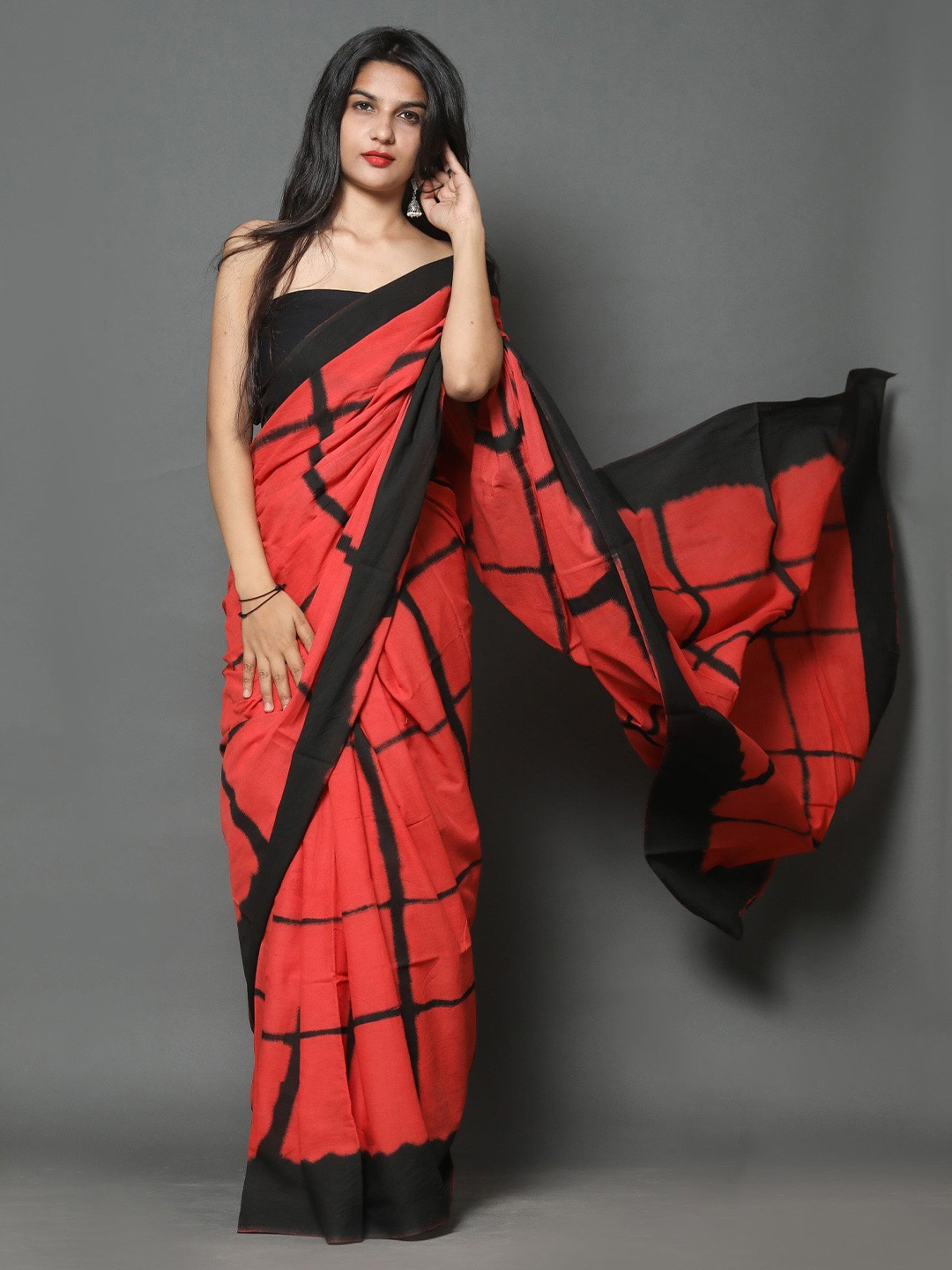 

NIKHILAM Checked Pure Cotton Handloom Bagru Saree, Red