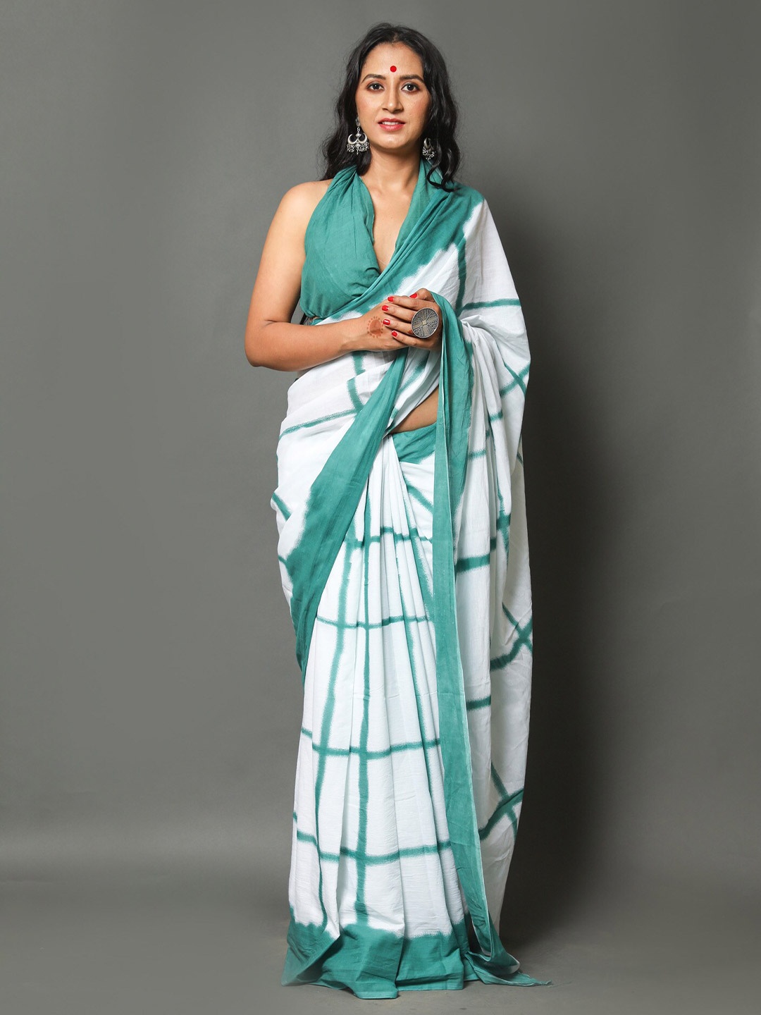 

NIKHILAM Checked Pure Cotton Bandhani Saree, White