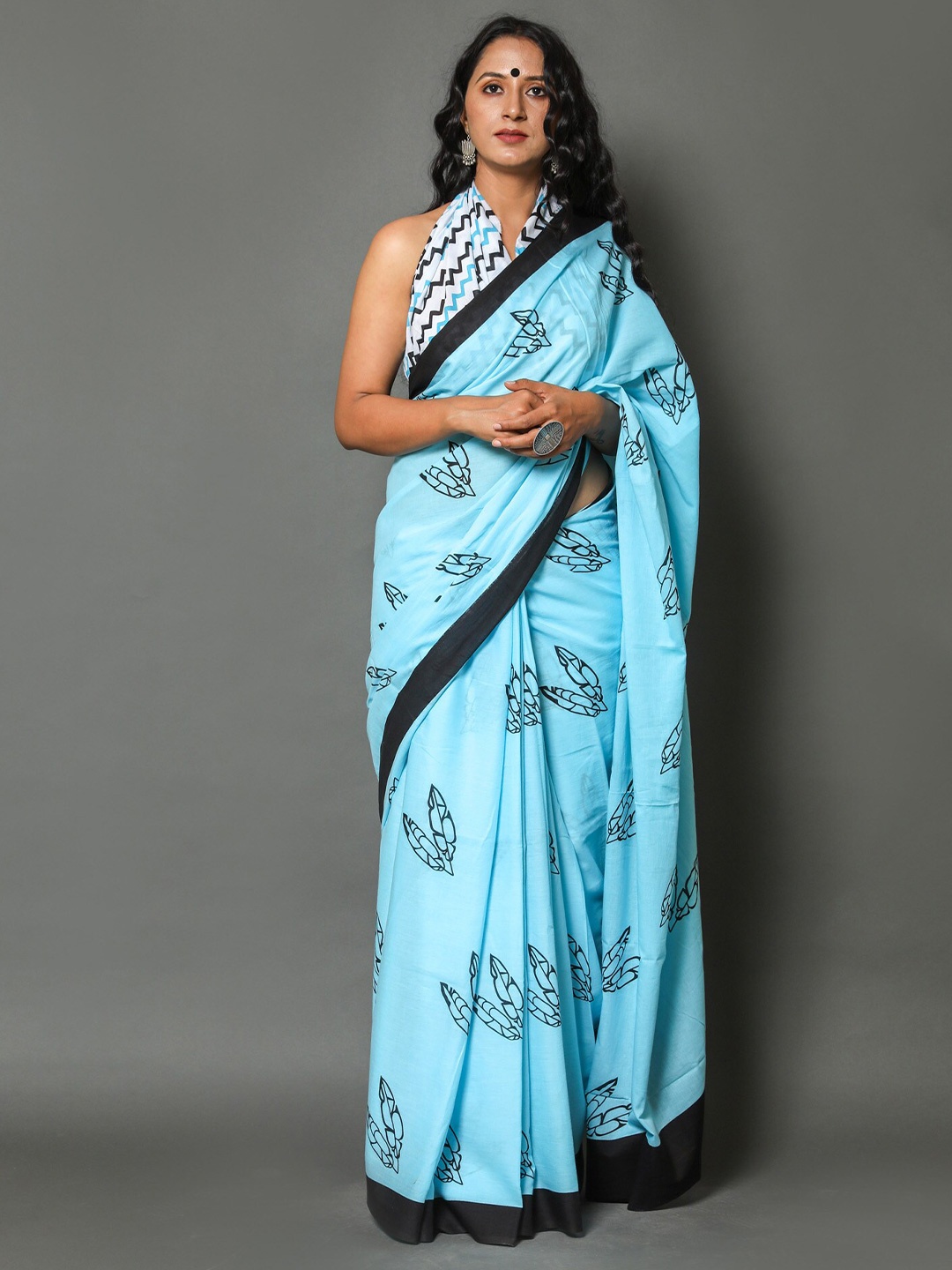 

NIKHILAM Floral Pure Cotton Block Print Saree, Blue