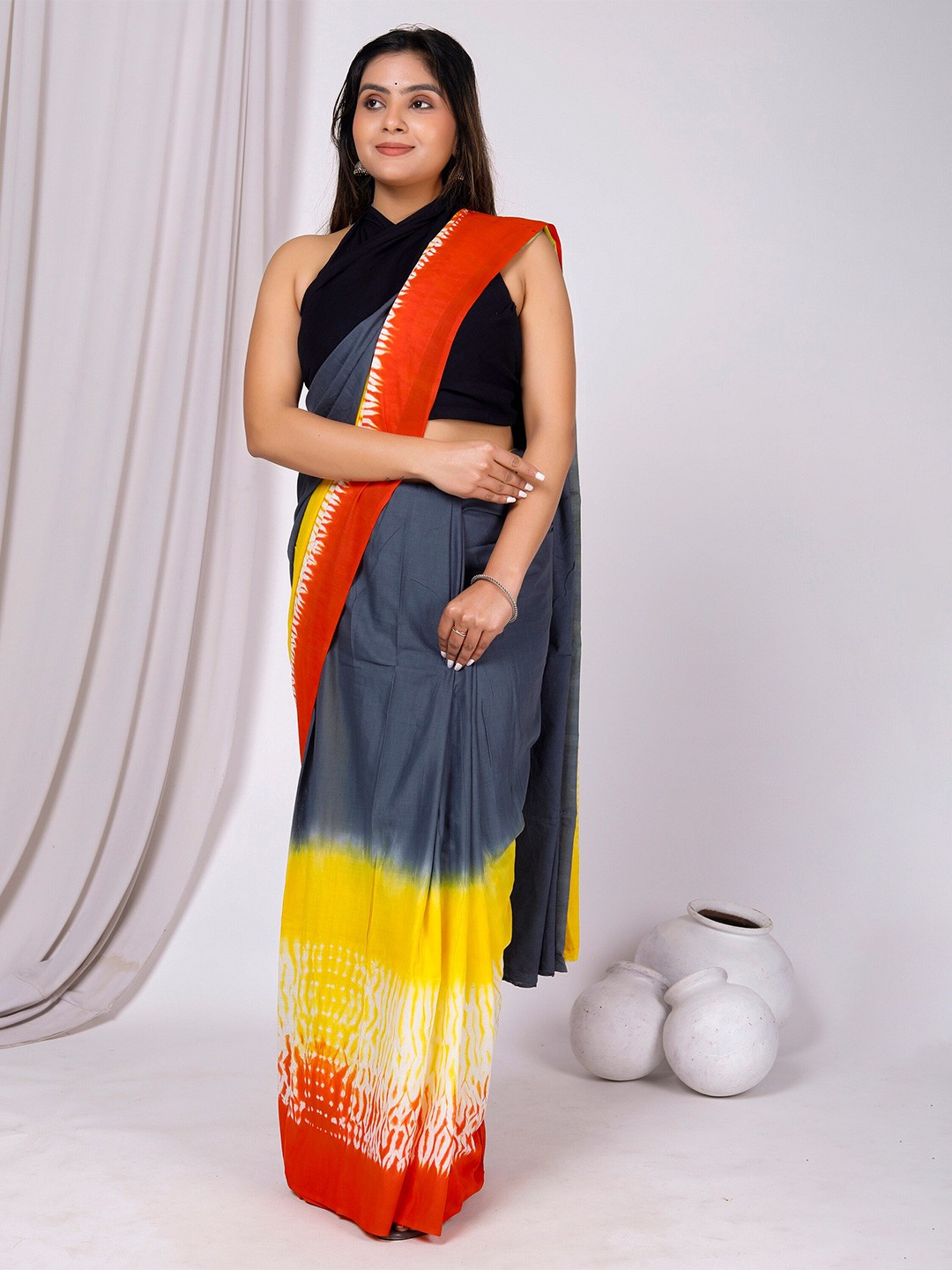 

NIKHILAM Tie and Dye Pure Cotton Designer Block Print Saree, Grey