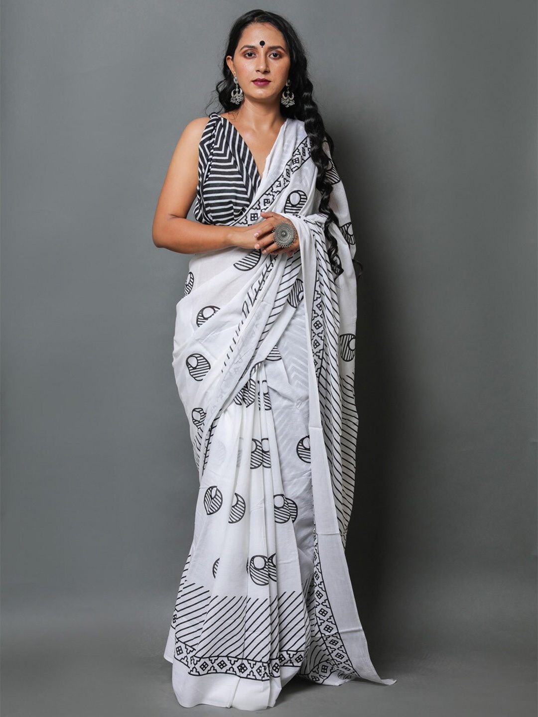 

NIKHILAM Polka Dot Printed Pure Cotton Bagru Saree, White
