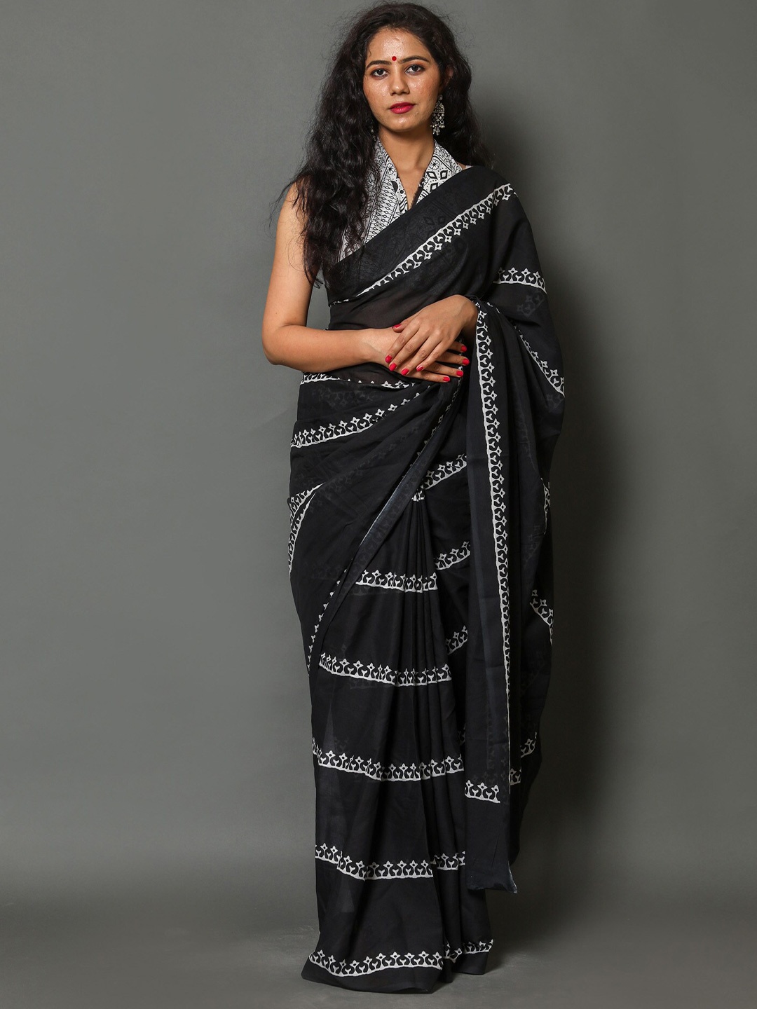 

NIKHILAM Ethnic Motifs Printed Pure Cotton Bagru Saree, Black