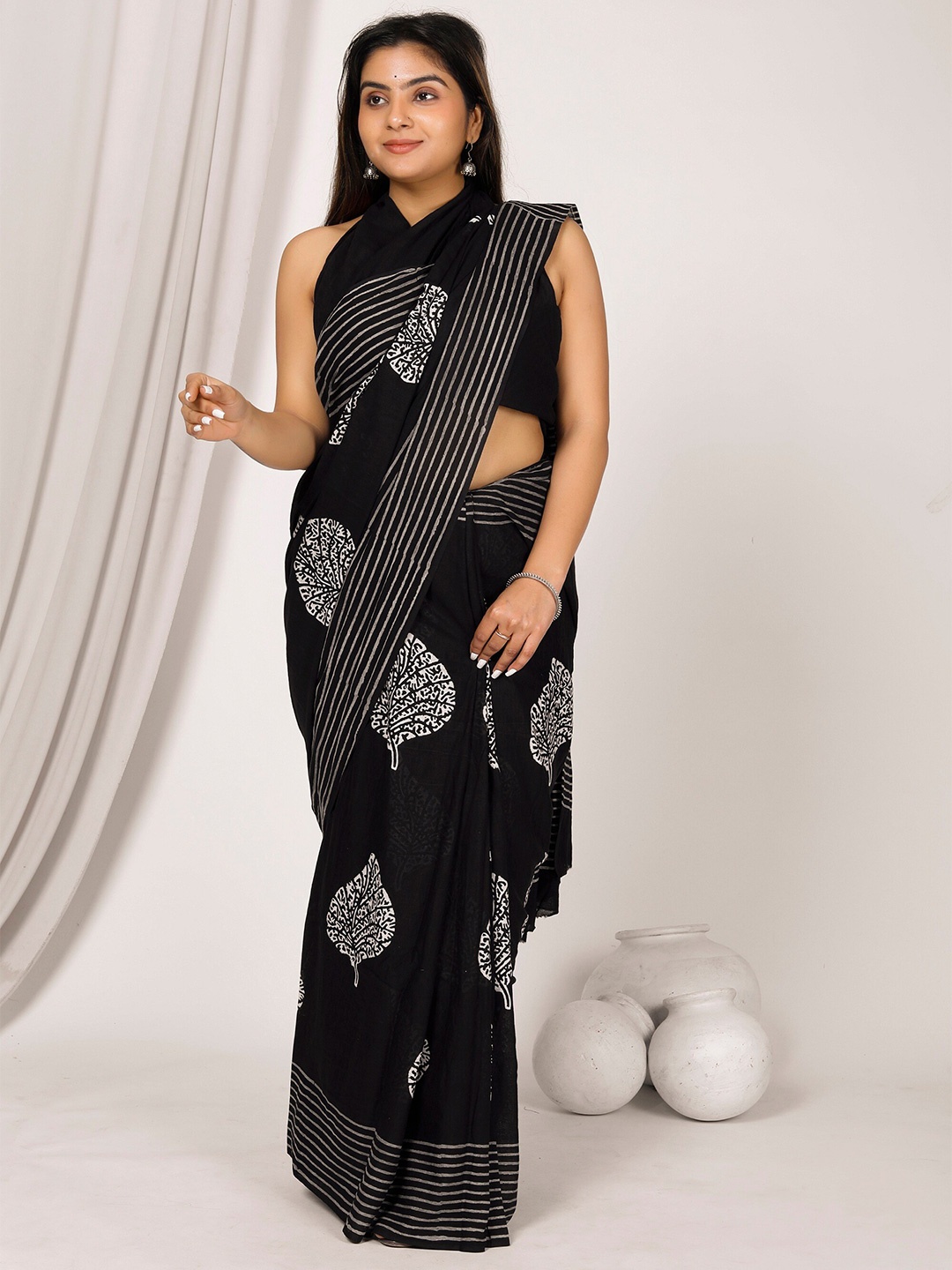 NIKHILAM Floral Printed Pure Cotton Bagru Saree, Black
