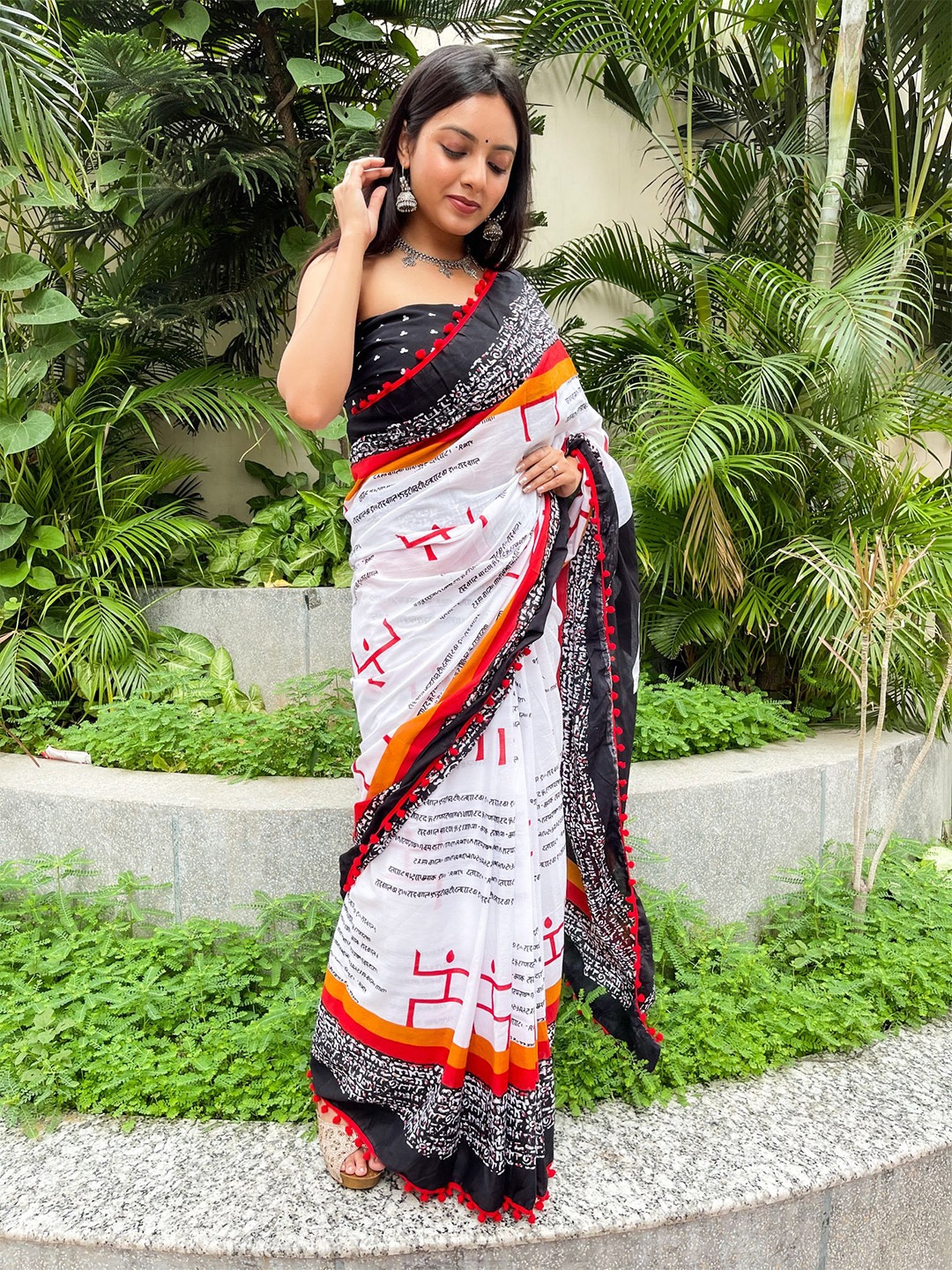 

NIKHILAM Typography Printed Pure Cotton Ikat Saree, White