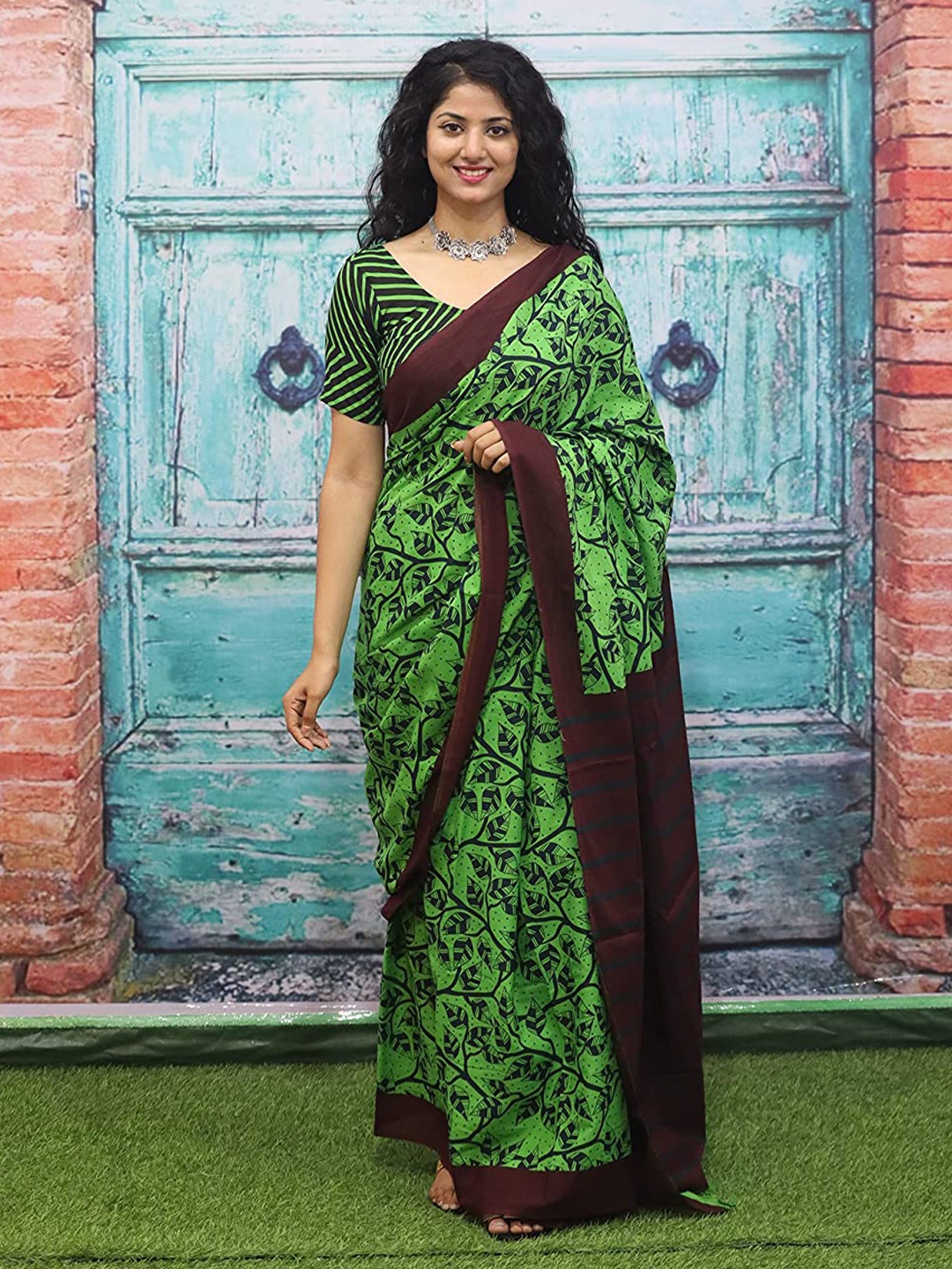 

NIKHILAM Floral Printed Pure Cotton Block Print Saree, Green