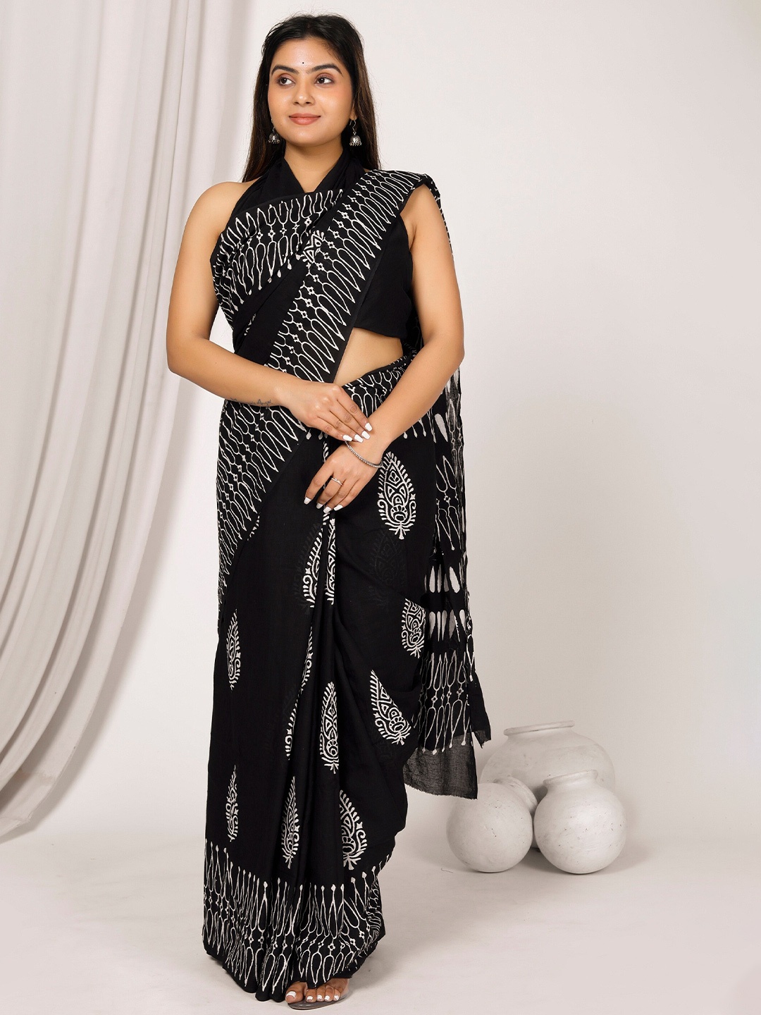 

NIKHILAM Ethnic Motifs Printed Pure Cotton Bagru Saree, Black