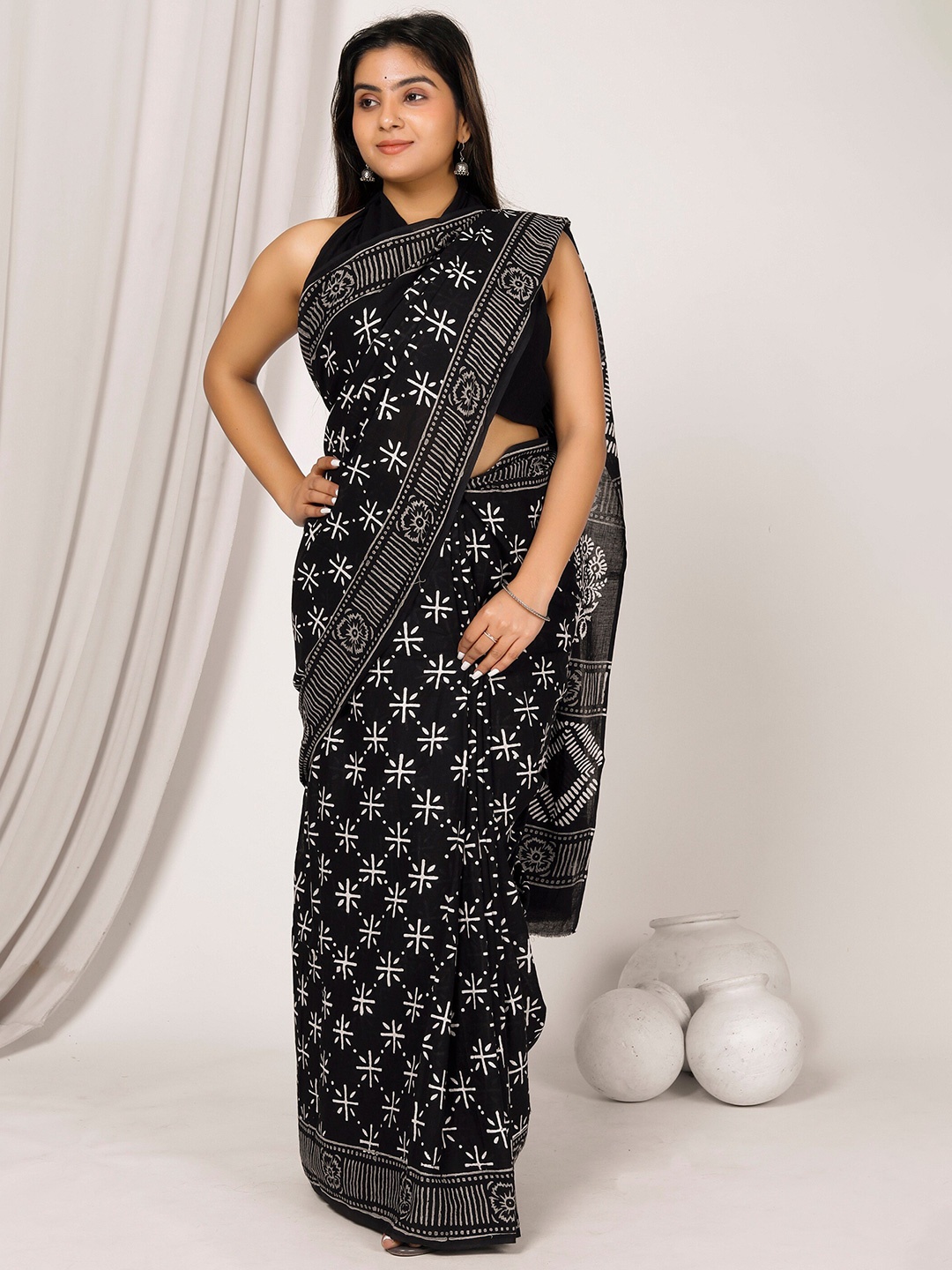 

NIKHILAM Floral Bagru Printed Pure Cotton Mulmul Saree, Black