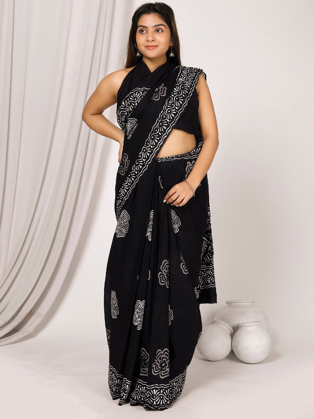 

NIKHILAM Bagru Ethnic Motif Printed Pure Cotton Mulmul Saree, Black