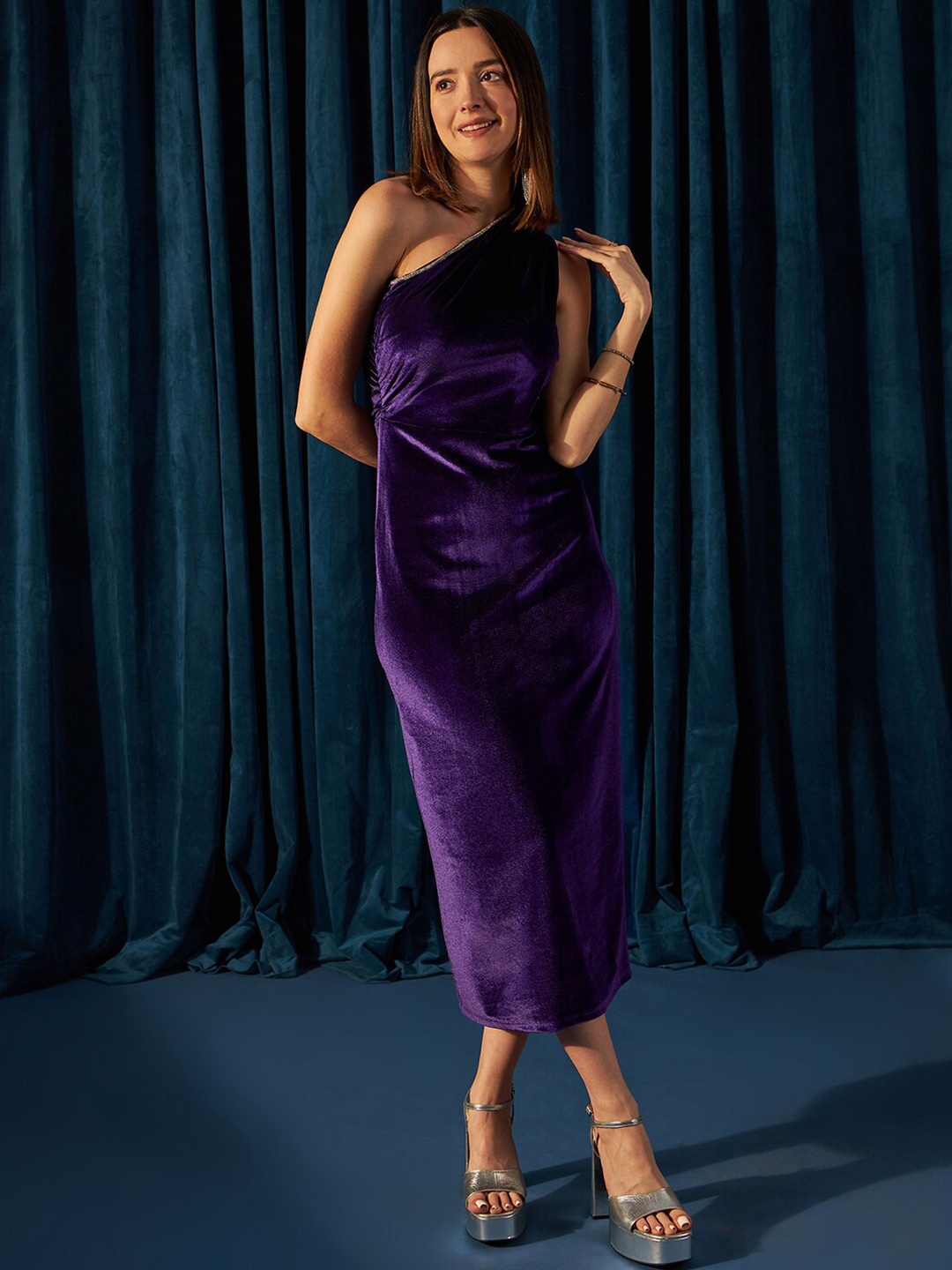 

STYLECAST X KASSUALLY Violet One Shoulder Velvet Bodycon Midi Dress
