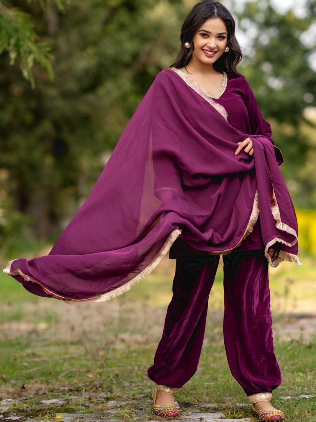 

HOUSE OF JAMOTI Straight Velvet Kurta With Trousers & Dupatta, Burgundy