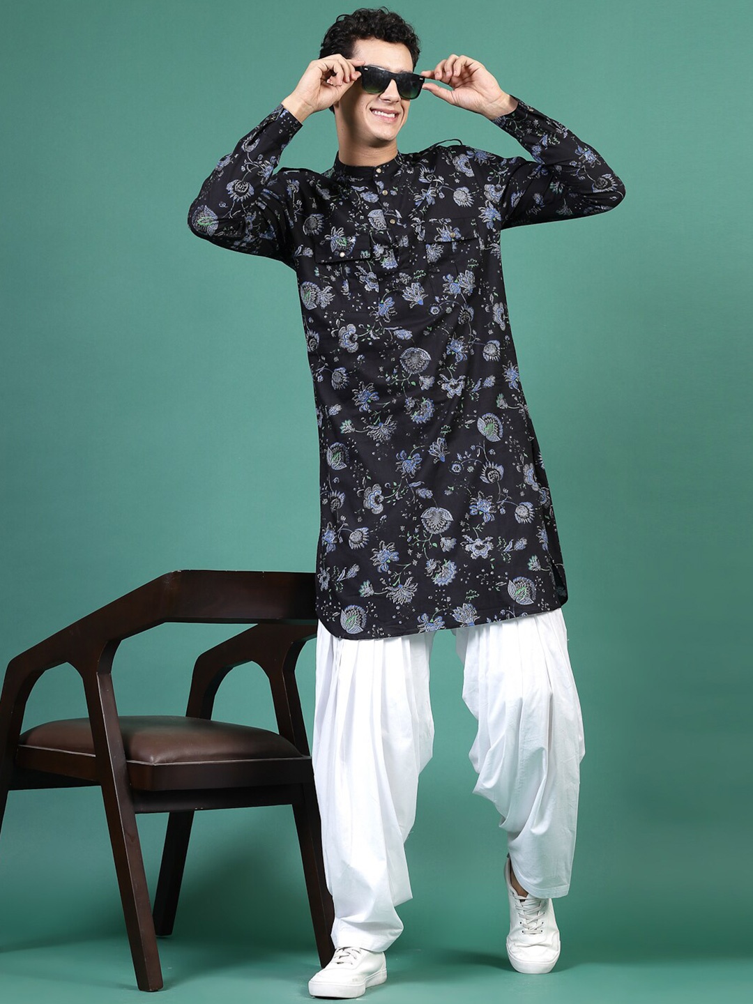

Sangria Floral Printed Mandarin Collar Straight Kurta, Black