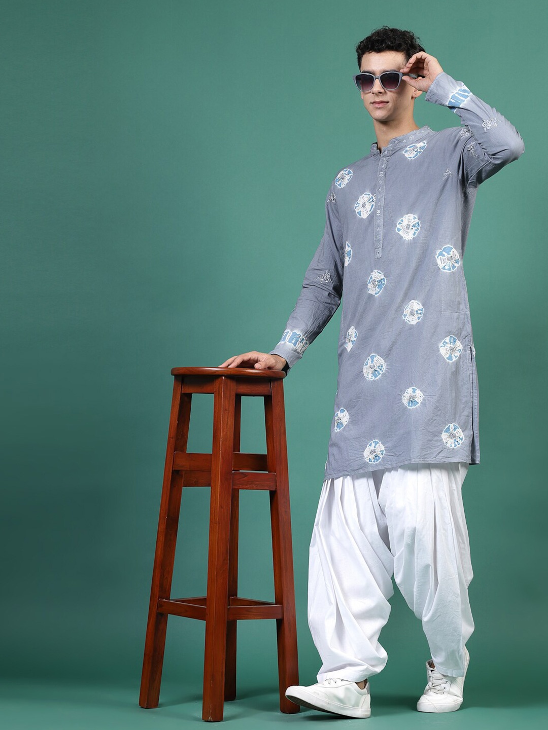 

Sangria Bandhani Printed Mandarin Collar Straight Cotton Kurta, Grey