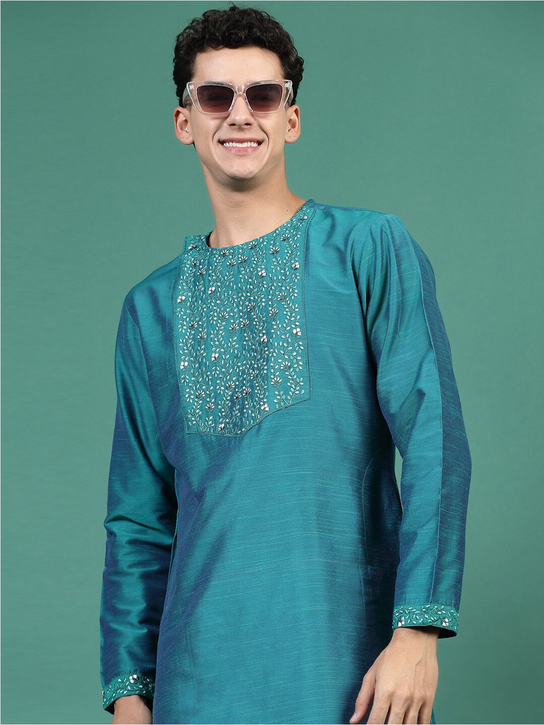 

Sangria Yoke Design Floral Embroidered Round Neck Straight Kurta, Sea green