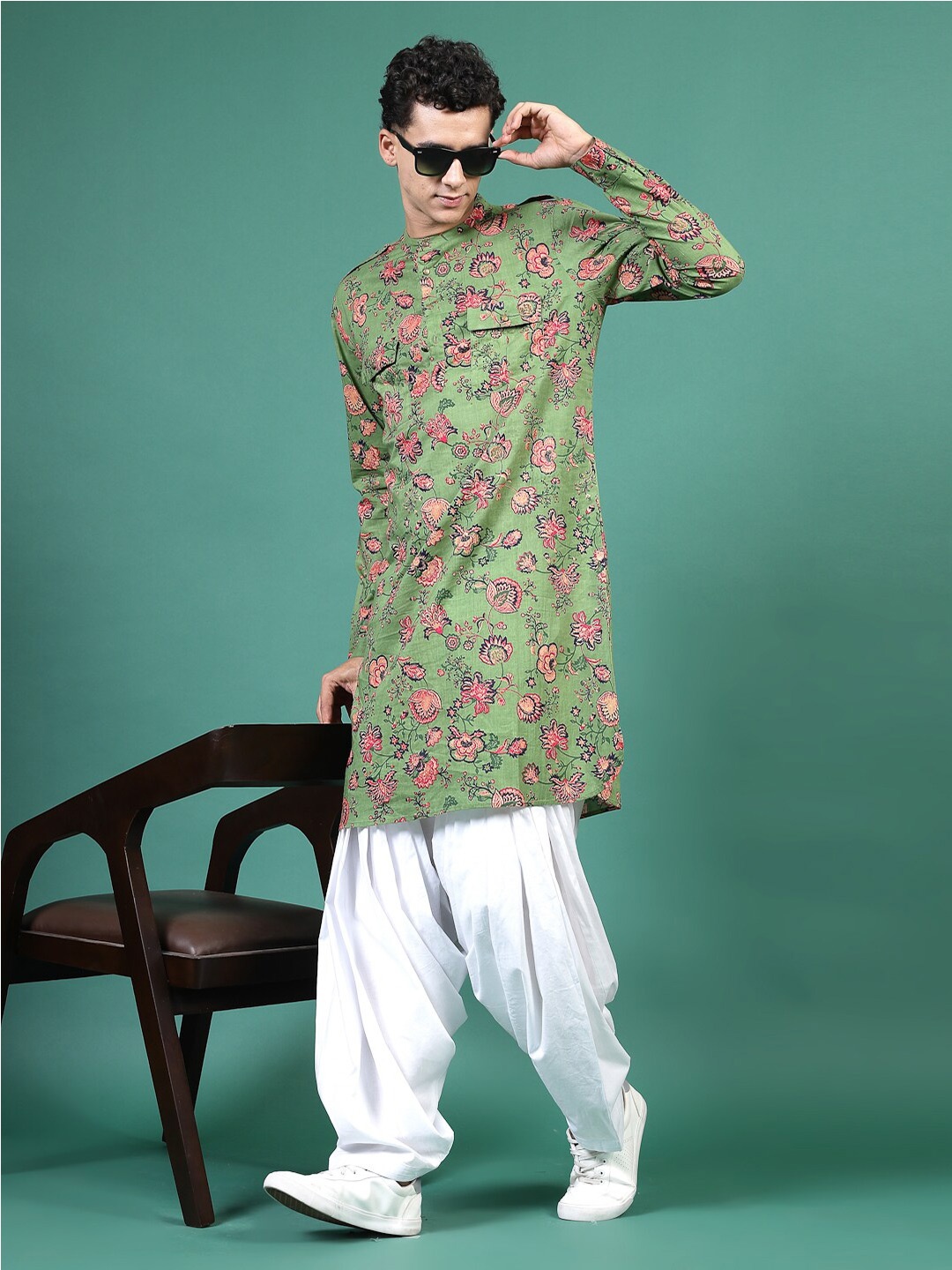 

Sangria Men Floral Printed Mandarin Collar Straight Kurta, Green