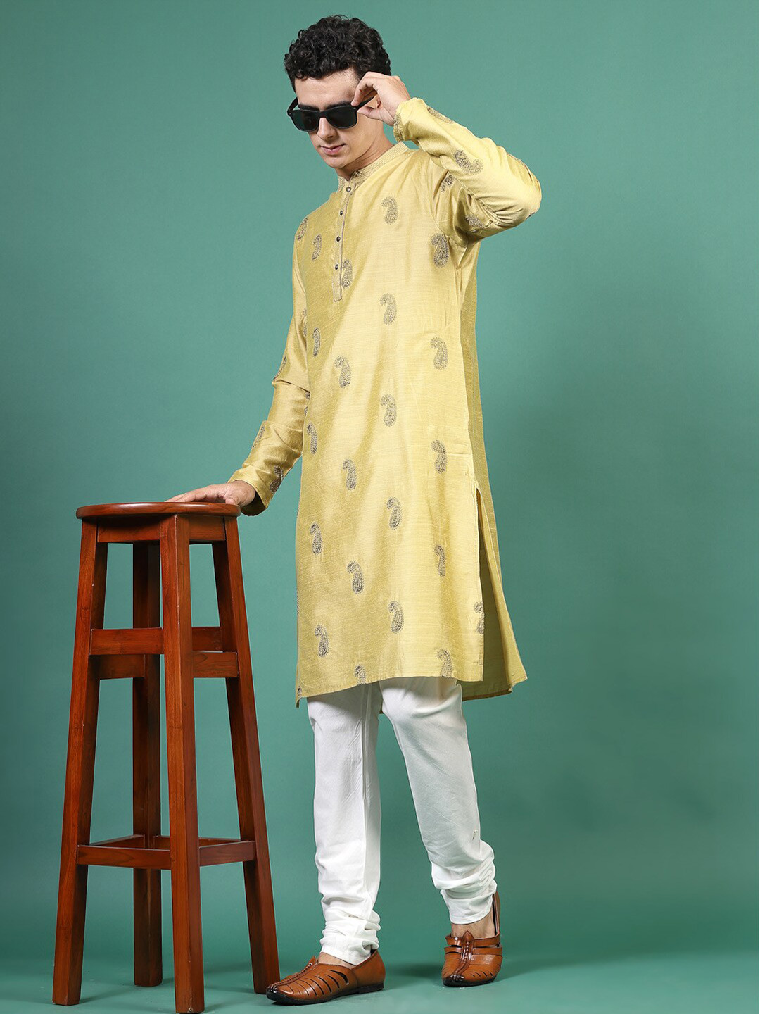 

Sangria Men Paisley Embroidered Mandarin Collar Straight Kurta, Beige