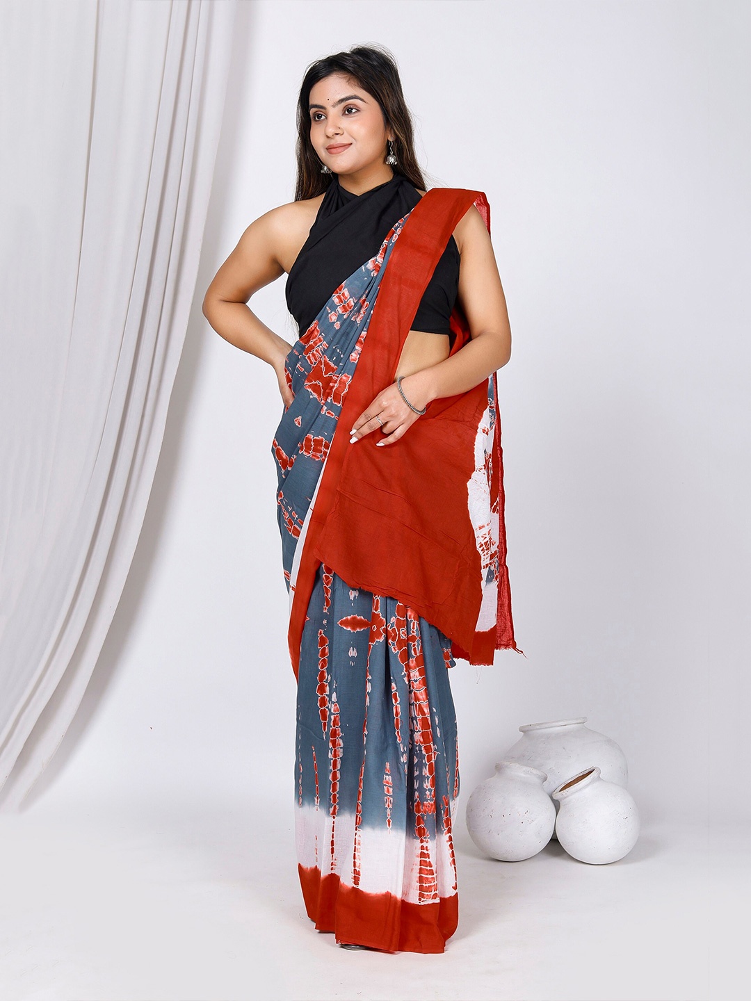 

NIKHILAM Tie and Dye Pure Cotton Handloom Bagru Saree, Red