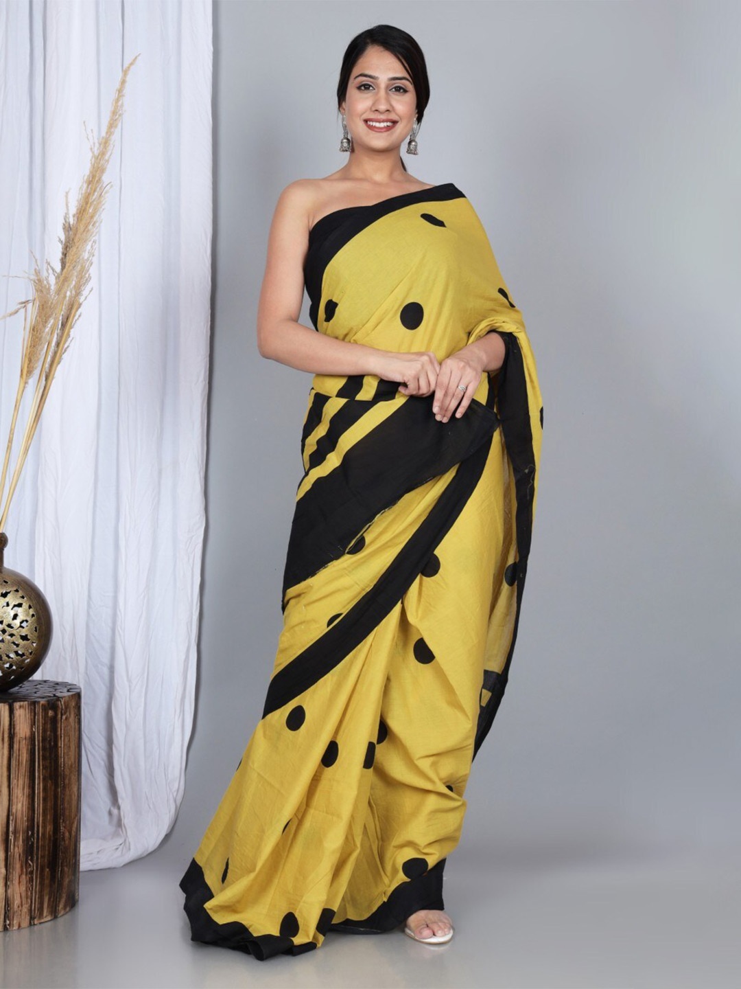 

NIKHILAM Polka Dot Pure Cotton Handloom Block Print Saree, Yellow