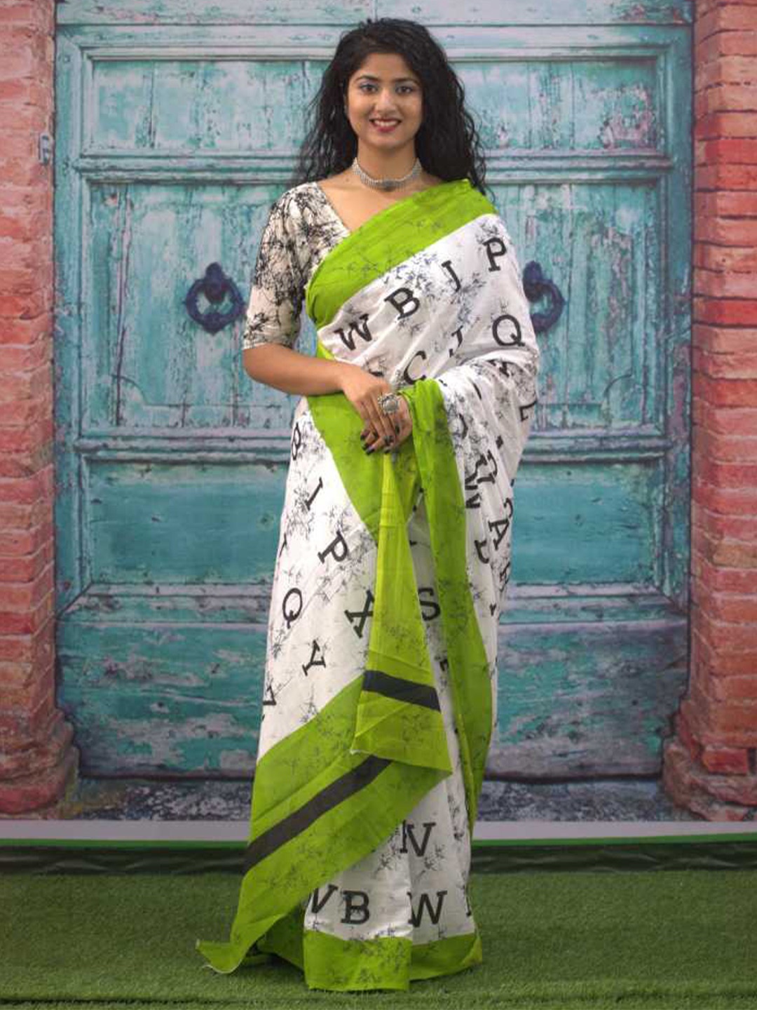 

NIKHILAM Batik Pure Cotton Handloom Block Print Saree, White