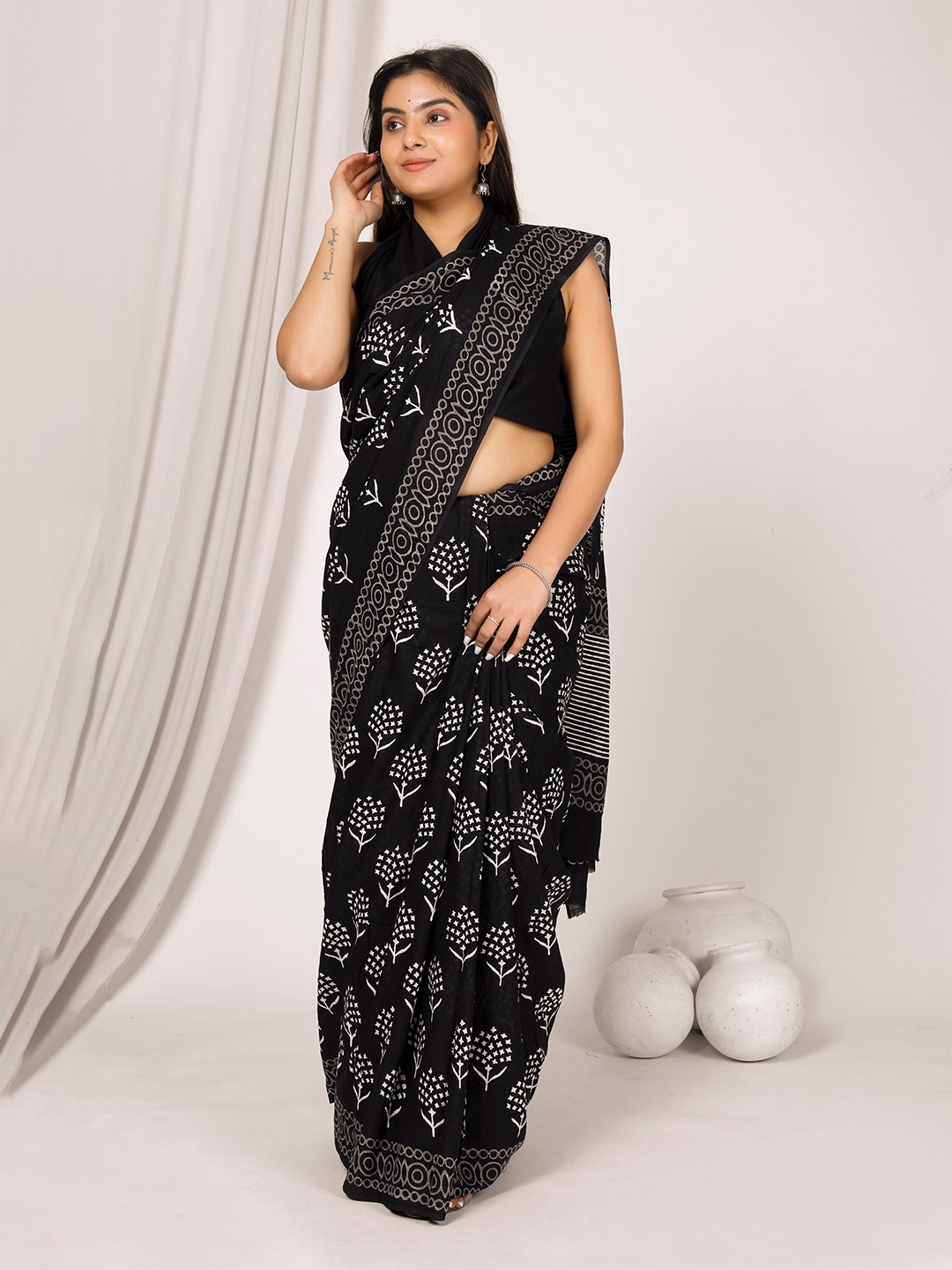 

NIKHILAM Floral Pure Cotton Handloom Ikat Saree, Black