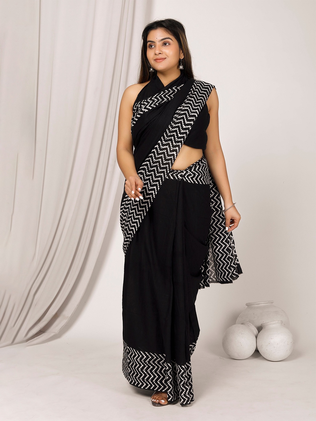 

NIKHILAM Leheriya Pure Cotton Handloom Ikat Saree, Black