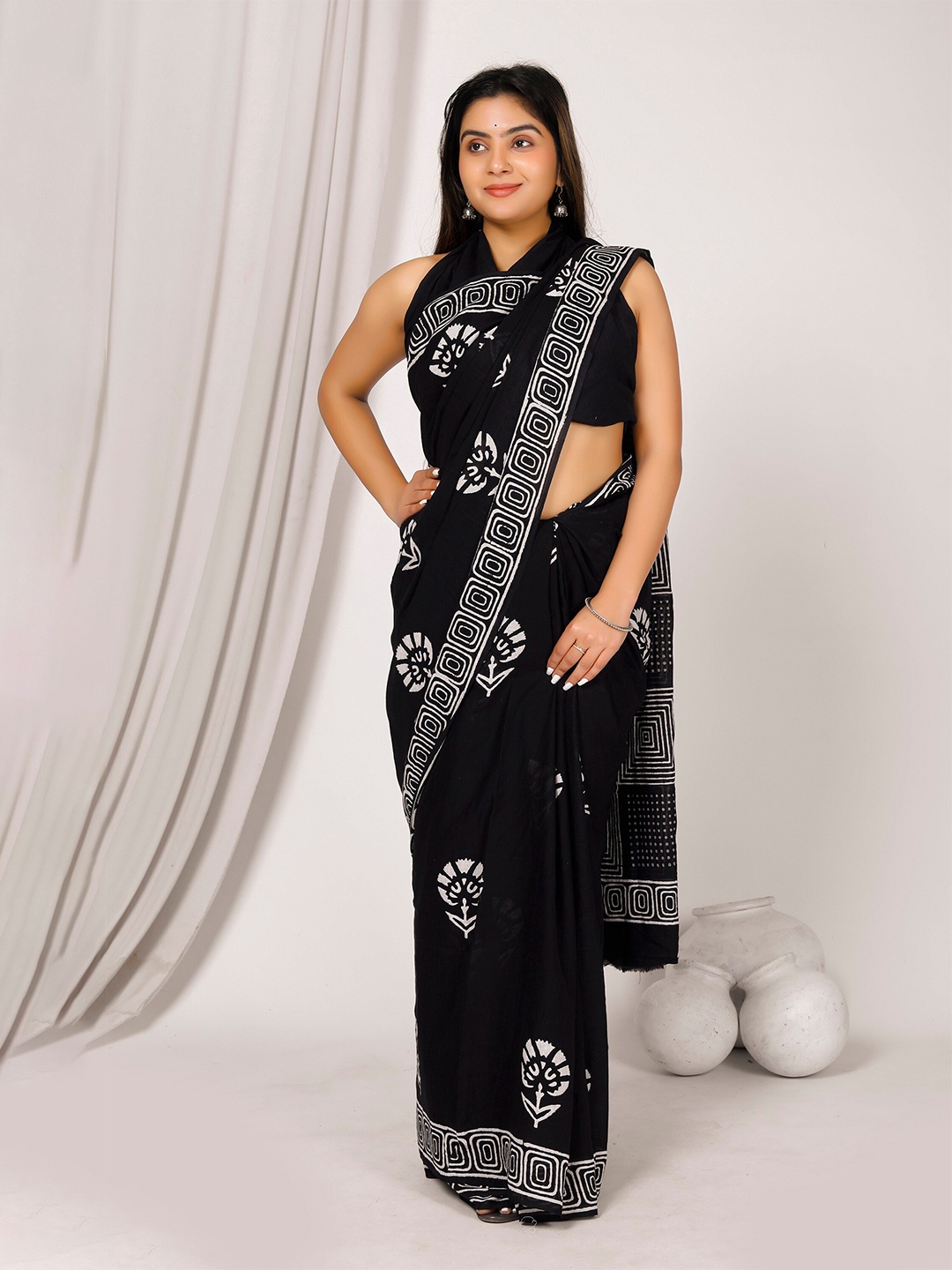 

NIKHILAM Floral Pure Cotton Handloom Ikat Saree, Black