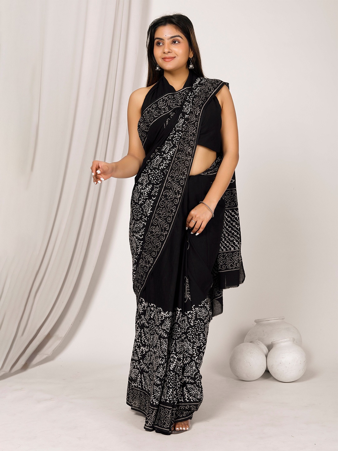 

NIKHILAM Floral Printed Pure Cotton Ikat Saree, Black
