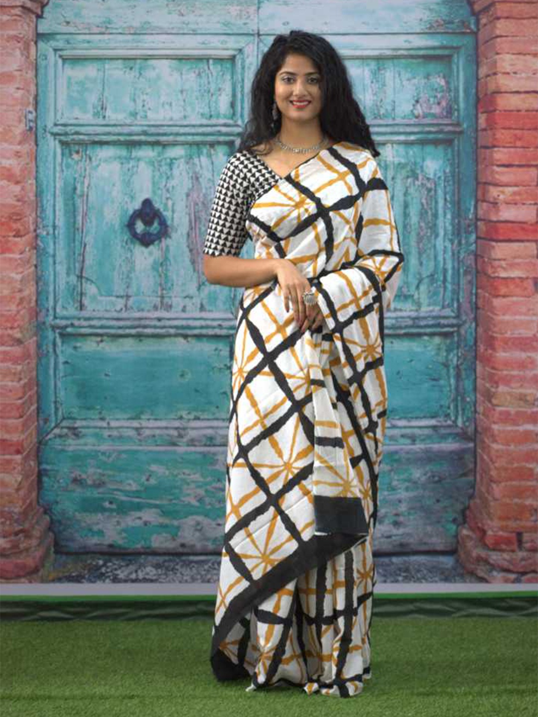 

NIKHILAM Checked Pure Cotton Designer Block Print Saree, White