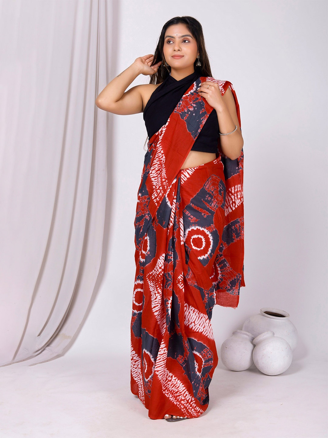 

NIKHILAM Tie and Dye Pure Cotton Bagru Saree, Red