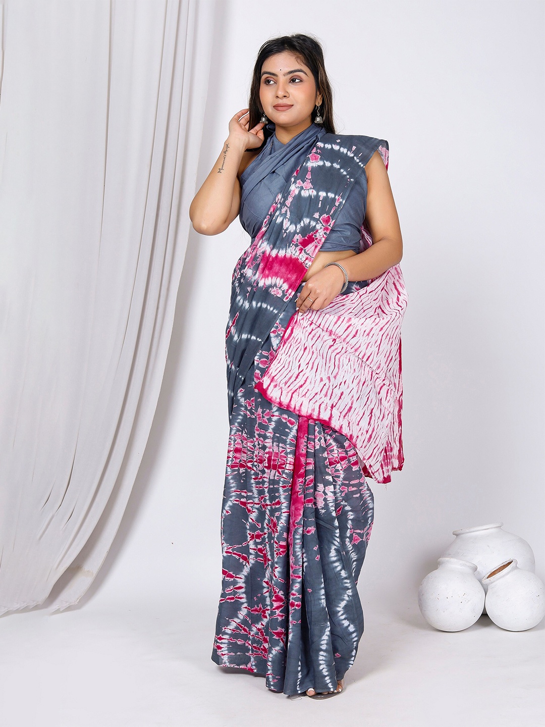 

NIKHILAM Tie and Dye Pure Cotton Bagru Saree, Grey