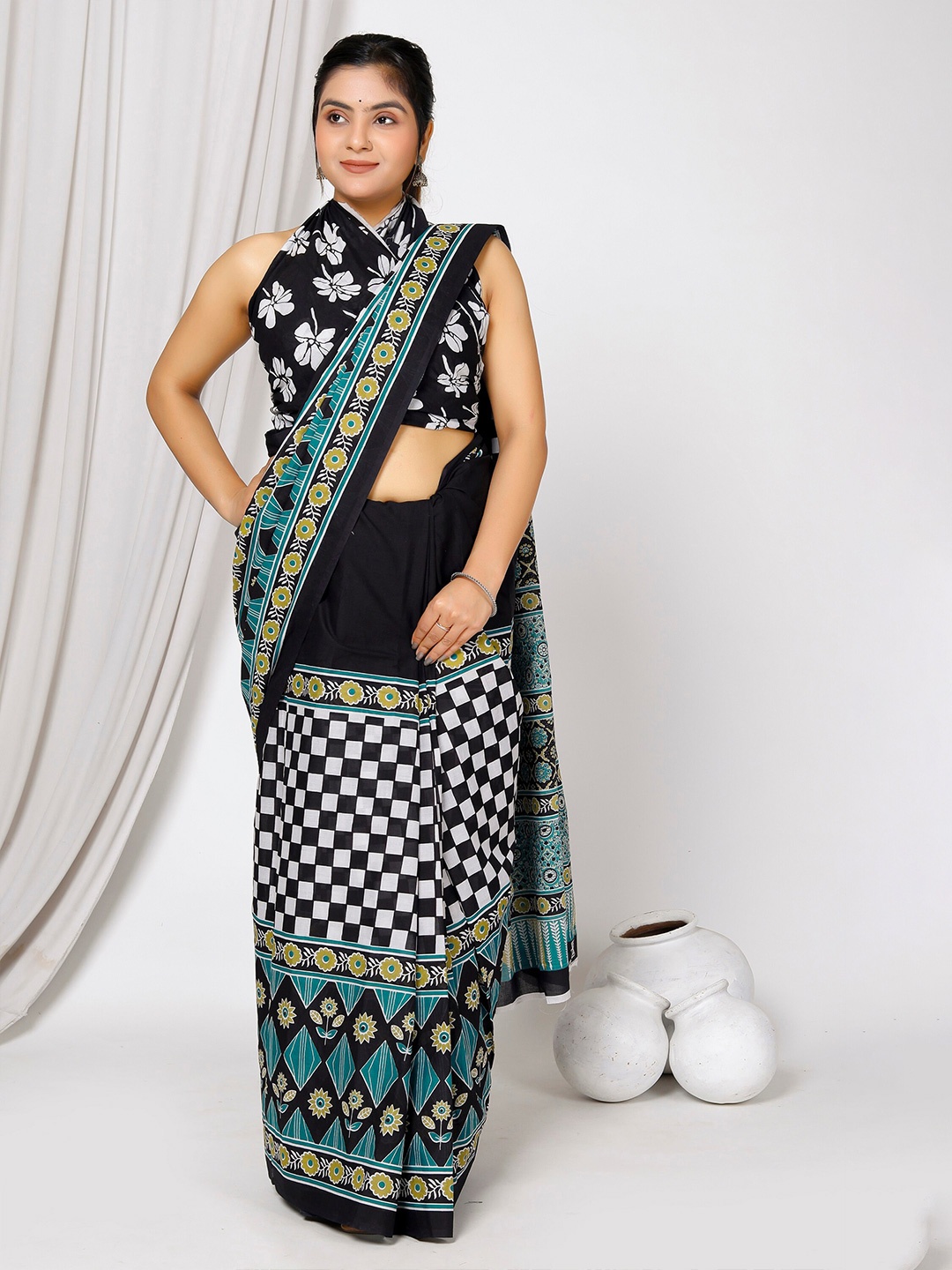 

NIKHILAM Floral Pure Cotton Block Print Saree, Black