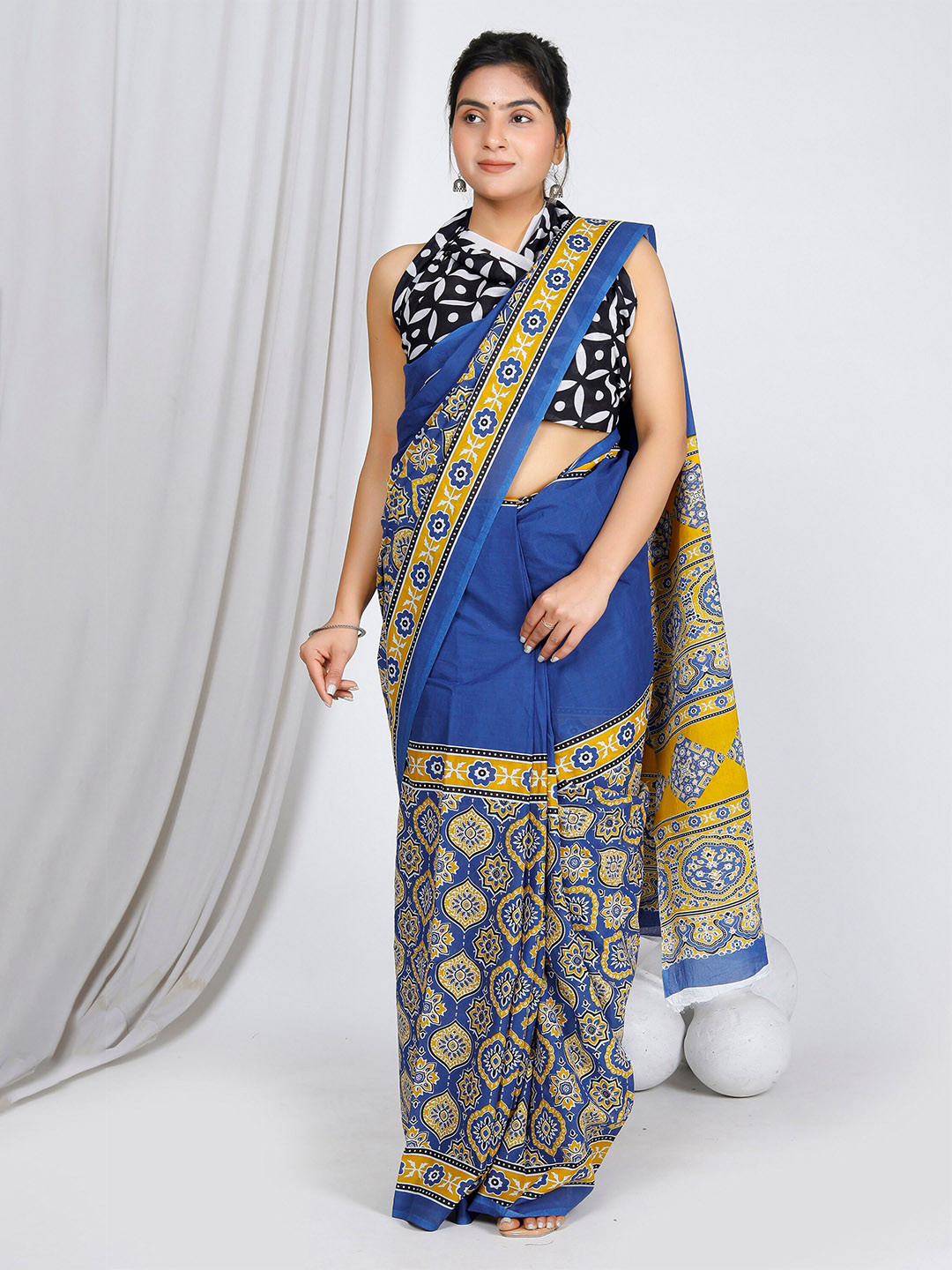 

NIKHILAM Floral Pure Cotton Block Print Saree, Blue