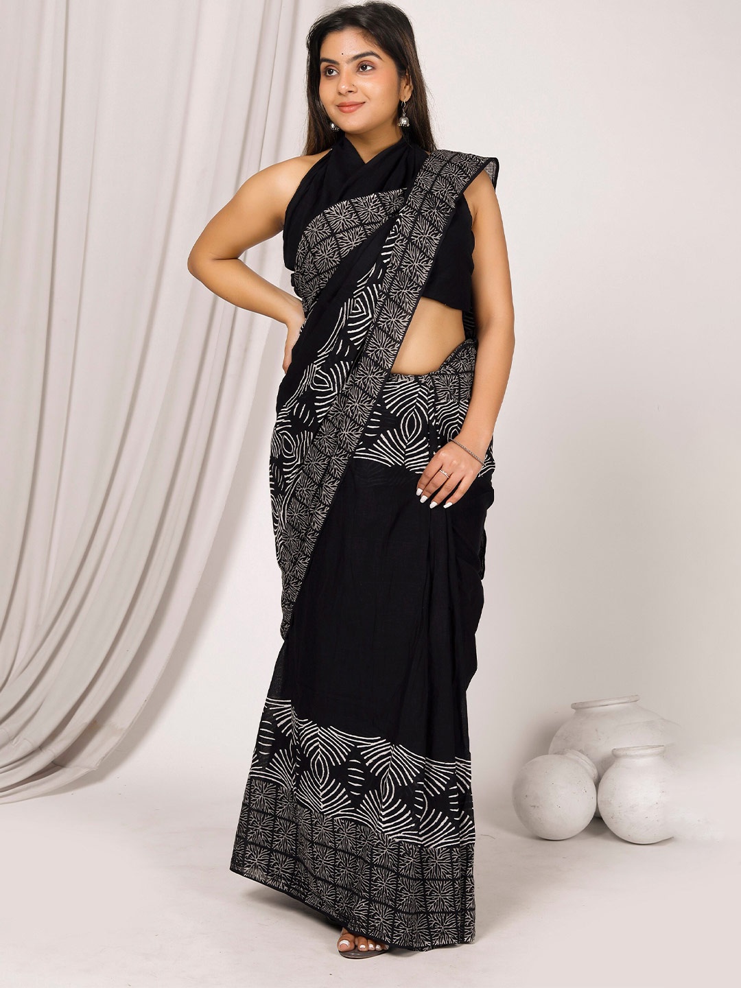 

NIKHILAM Floral Printed Pure Cotton Ikat Saree, Black