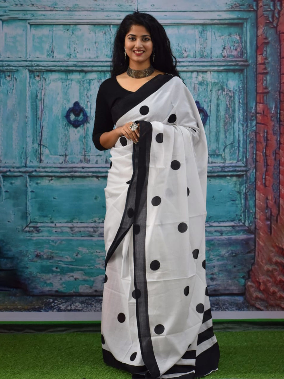 

NIKHILAM Polka Dot Printed Pure Cotton Block Print Saree, White