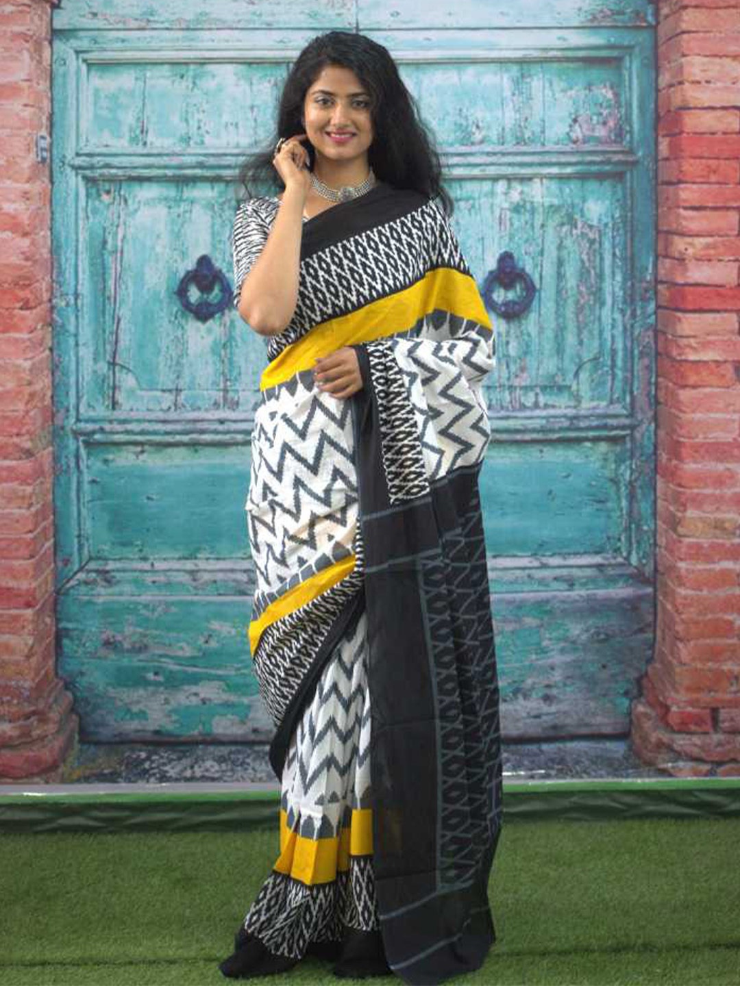 

NIKHILAM Geometric Printed Pure Cotton Bandhani Saree, White
