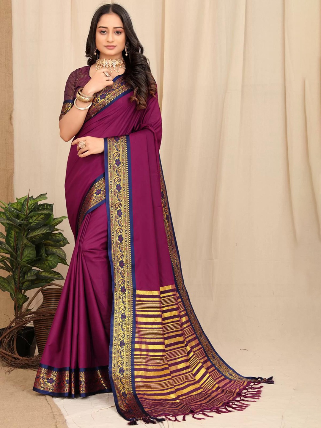 

rashora Zari Woven Design Banarasi Saree, Magenta