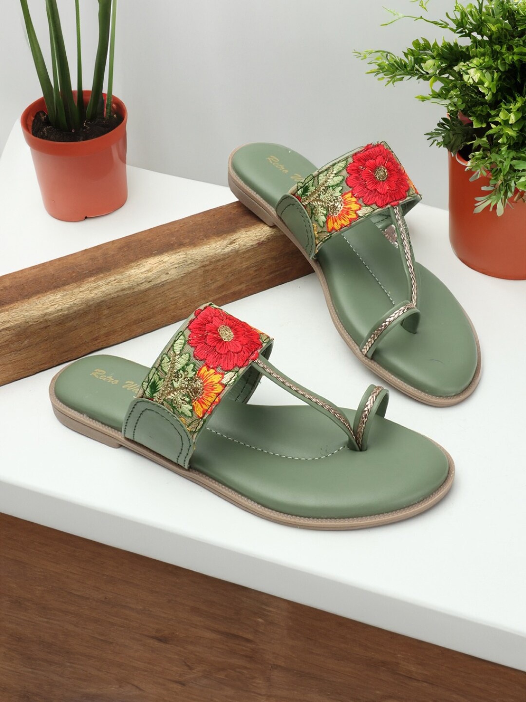 

Retro Walk Embellished One Toe Flats, Green