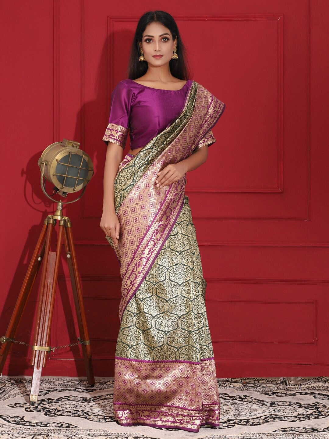 

61&7NX Ethnic Motifs Zari Woven Design Saree, Green