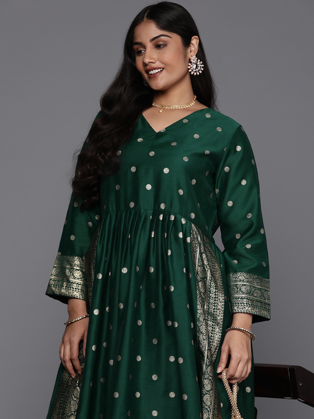 

A PLUS BY AHALYAA Plus Size Printed High Slit Kurta with Trousers, Green