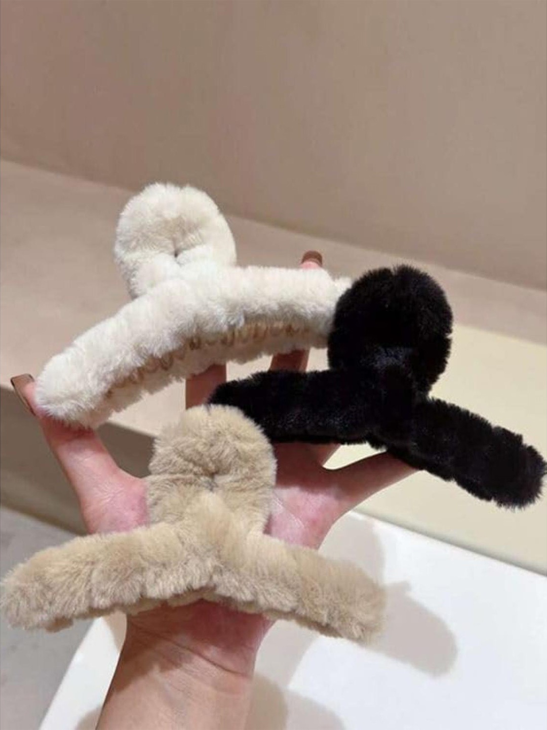 

DN Creation Women Assorted Set of 3 Fur Fleece Claw Clip
