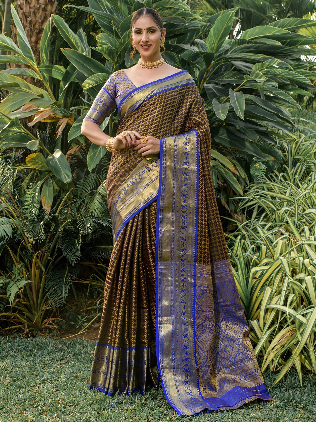 

PATIALAPICKS Woven Design Zari Pure Silk Heavy Work Kanjeevaram Saree, Grey