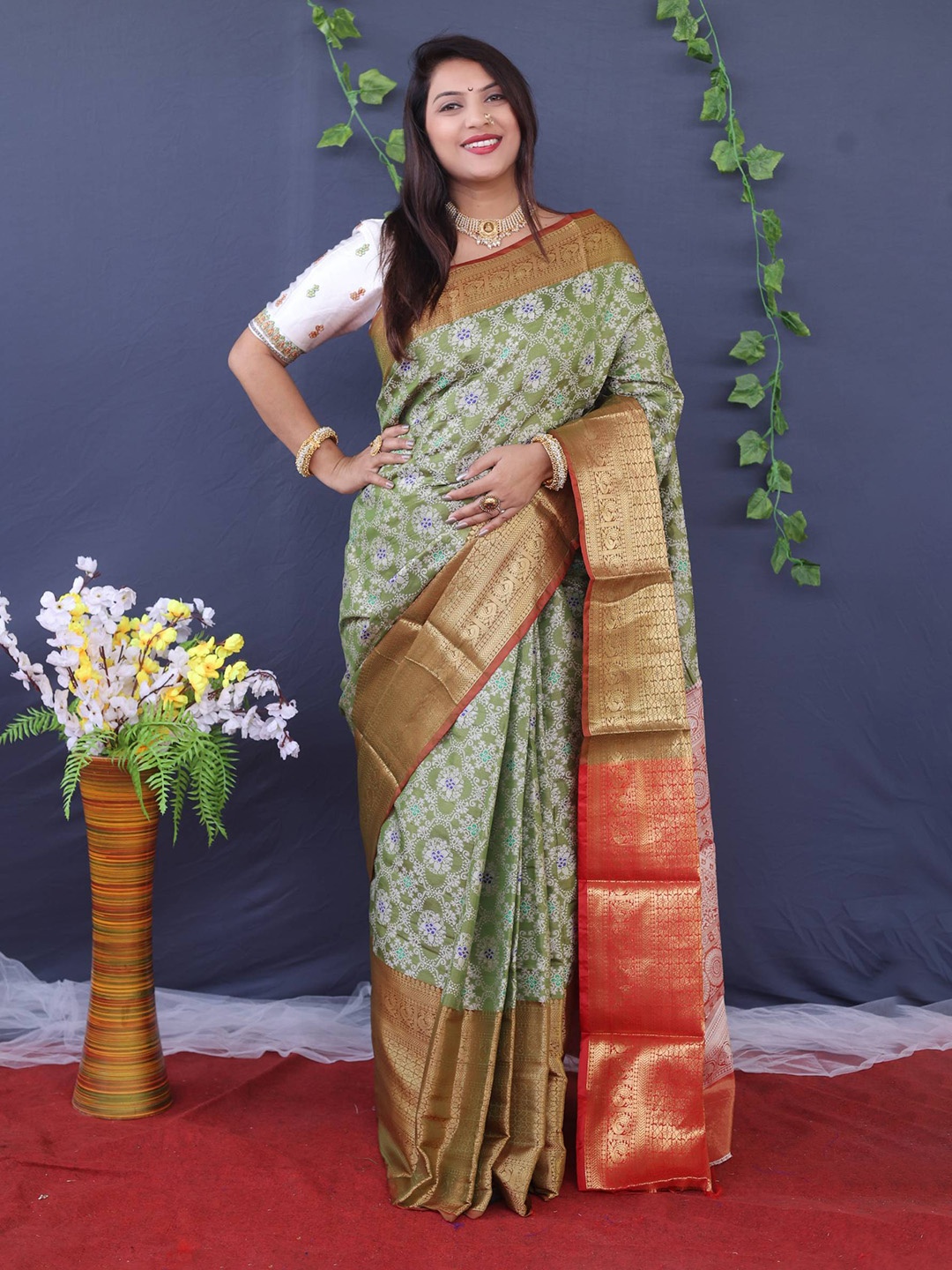 

PATIALAPICKS Ethnic Motifs Woven Design Zari Pure Silk Kanjeevaram Saree, Lime green