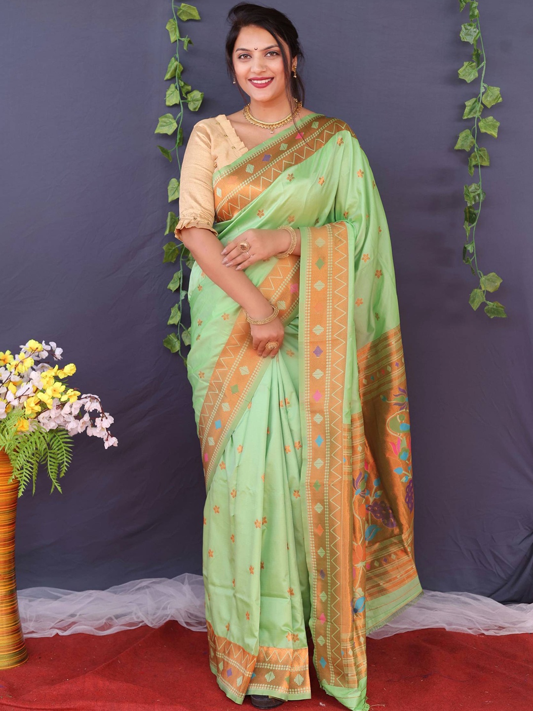 

PATIALAPICKS Ethnic Motifs Woven Design Zari Pure Silk Kanjeevaram Saree, Lime green