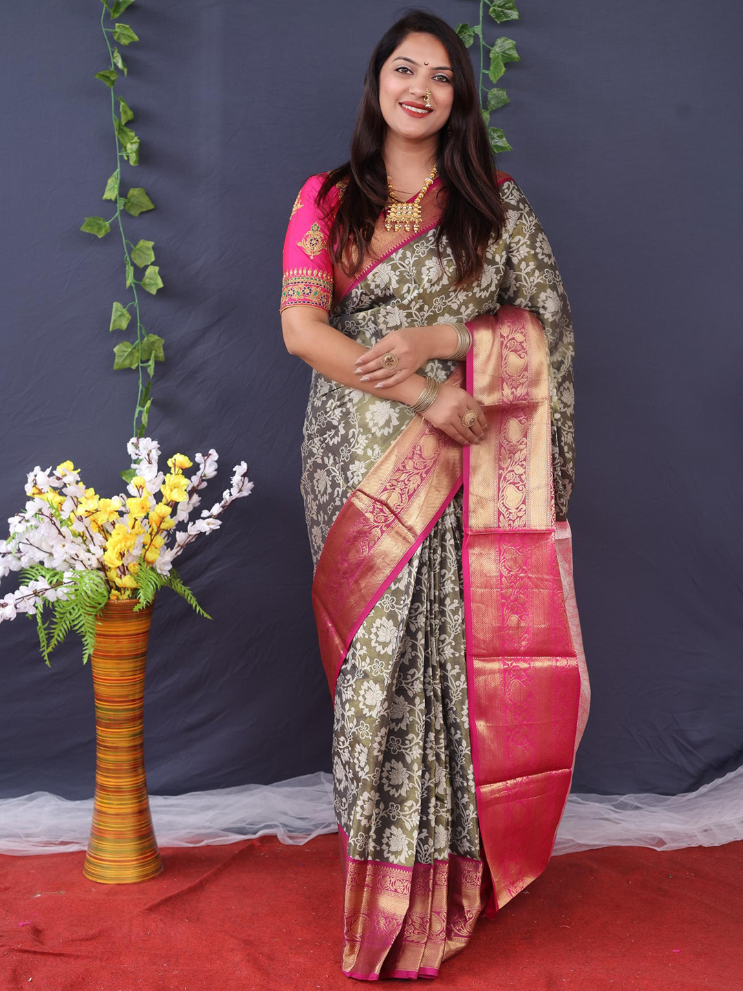 

PATIALAPICKS Woven Design Zari Pure Silk Heavy Work Kanjeevaram Saree, Grey